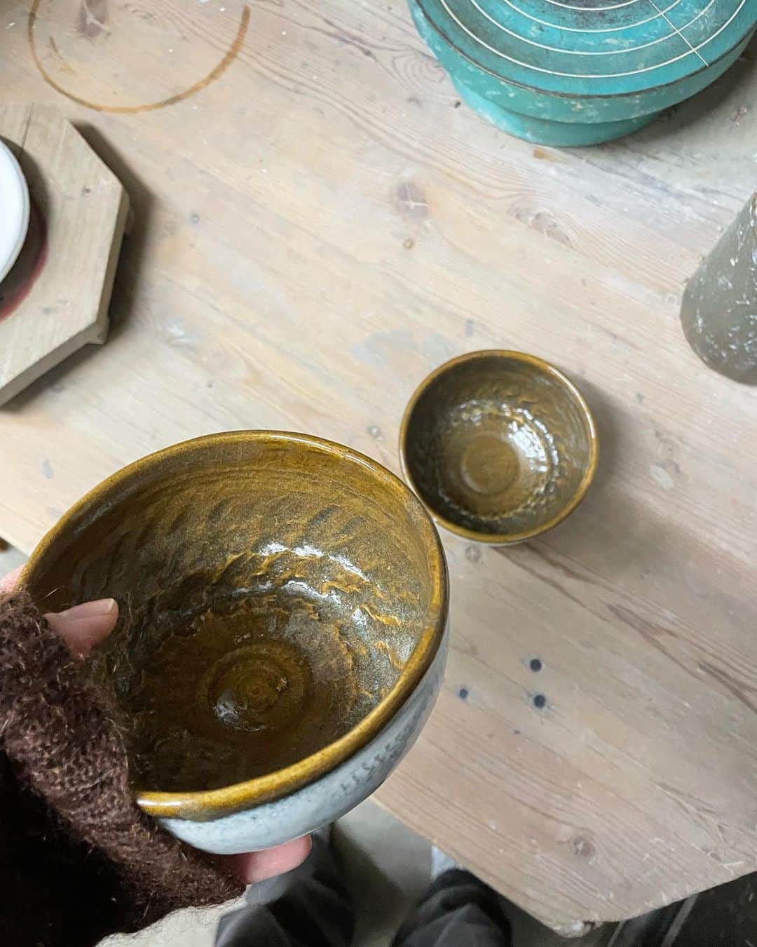 小島梨里杏さんのインスタグラム写真 - (小島梨里杏Instagram)「🦄🤎  割と新作。  今回は中に飛びかんな。 ちょいと深めに飛びかんな。  柄が思ってたより出て幸せ。  #お茶碗  #カレー皿 (予定) #陶芸 #作陶 #ceramics #飛びかんな」2月8日 23時11分 - r_riria