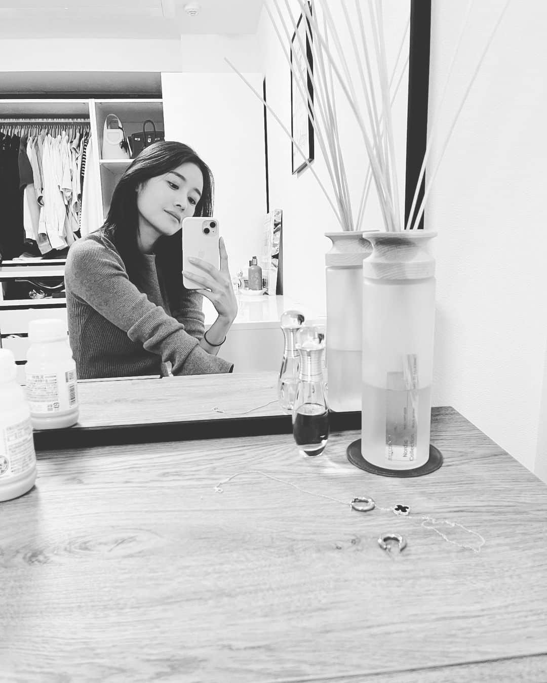 川口優菜さんのインスタグラム写真 - (川口優菜Instagram)「. 1年打ち合わせを重ねてきた、 第二弾YUNAŚ CHOICE‼︎‼︎  美容商品なんて、 3ヶ月もあれば販売できると、 思っていたけれど、モデルで生活できるようになるまでと一緒で、そんなスムーズにはいかなかった🤣  そんな美容の商品の打ち合わせを昨年の２月から始める中で、15年モデル事務所に所属している看板も昨年の８月でなくなってしまった。  長年信じてきた仲間。形。キャリア。  仲間も仲間だったかも、 わからない。  でもそれもさ自分が選んできた道。  ただただ、残酷だった。 今でも凄く悲しい。  12歳からモデルを始めて、 海外帰りで60kgもあり、 日本語もまともに話せない中、 沢山のいじめにもあって、 なんか人生なんなんだろうって思ってたけど、 何時もモデルが自分の頑張れる活力になってたのは間違いない。  凄く遠回りをしたモデル人生も、 今年で16年目。  この出来事で正直モデルもう辞めたい。 とも思ったりもした。  でも、 やっぱり15年積み上げてきたものは、 消えないんだなって。大きな看板が外れてもそこだけは、 嘘がなかったんだなって。　  最近はめっきり、 会社や美容、所属モデルのサポートに 以前みたいにモデルだけ！という感覚から少し気持ちを切り替えてたんだけど、  やっぱり現場に戻ると、 あーここが私のホームなんだなって、 ここが私が15年頑張ってきた場所だって、 やっぱりやっぱり安心する。  15年信じてたものが、崩れ。 なかなか受け入れるのは、 今でも難しいけど。  もう同じ事を繰り返して、 この気持にはなりたくない。  モデルでも決して、成功はしてはいないし、 モデルだけでは花は咲かないんだなって自分は思い知ったし。  凄く凄く現実をみた。  なんだか色々悔しいし、想いを隠して 笑顔で表に立てない嘘がつけなさいすぎな私なんだけど、 モデル業が好きだからこそ、 また魅力的に表に立てるように 今は周りにいる仲間と会社を形にしていけるように頑張ります☺️  そして、 自分が社長ならどんな時でも、 社員も大切にしてあげたいし、自分みたいな想いをさせたくない。そんな想いもあって社長にもなりたかった。  あはは、色々泣けてきた🤣 しかも老けたしww まぁーそれも人生だね！笑  同じ時間を生きるなら食べたいもの食べて、 楽しく生きようね😋💖🫰🏽  #YUNAŚCHOICE #人を大切にできるブランドでありたい #comingsoon‼️  #春頃に向けてみんなで頑張ってます！ #こんな私の為に協力してくれてありがとう #大好きチーム優菜 #intheloop」2月9日 1時53分 - yuna.kawaguchi