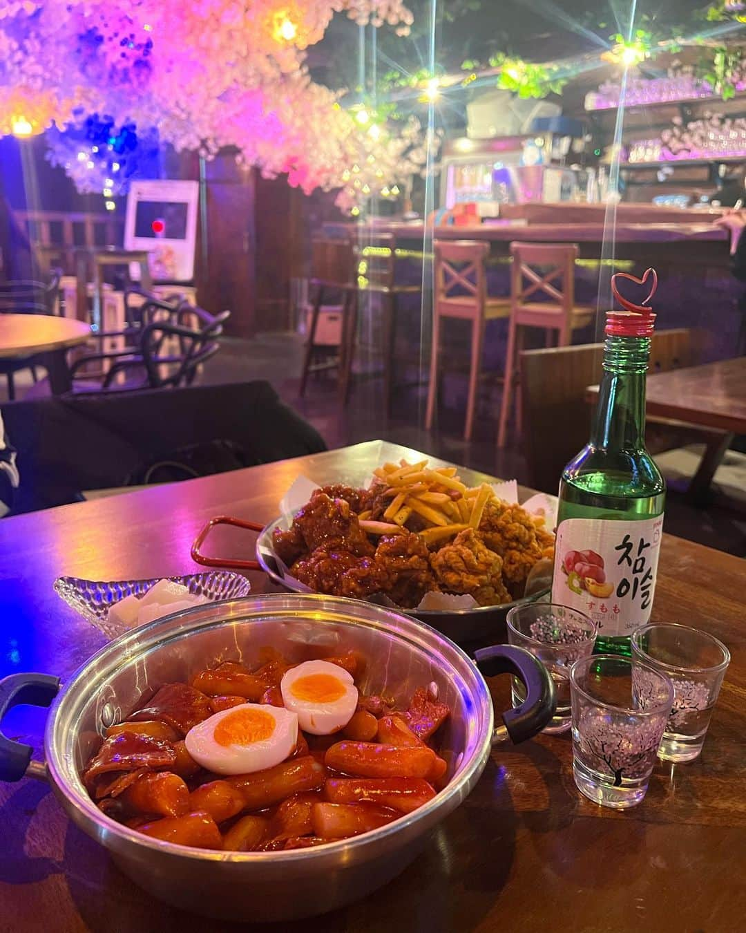 yuukachiさんのインスタグラム写真 - (yuukachiInstagram)「難波、アメ村韓国料理🇰🇷🍽  この日はOFFコーデ🥼👟 体調悪かったけど無性にトッポギが 食べたかった日(笑)🌶 あと、チキンも食べたよ！🐔🍗‪꙳ ここのチキンがサクサクでめっちゃ美味しかった😳  この日のトップスは @grl_official  どんなボトムスやスカートにも 合わせやすいし、ダル着とかになりにくいから OFFな感じでも着ても可愛い🕊♡  店内は2枚目みたいな感じで 桜が天井にあって可愛いの🌸 梅田にも系列あって行ったことあった😳💞  大阪の皆も難波や、アメ村らへんにいたら 行ってみてね〜ჱ̒⸝⸝•̀֊•́⸝⸝)‪♡  #大阪グルメ#韓国料理#オフコーデ#グレイル #GRL#grl購入品#grlコーデ#キャップコーデ  #帽子コーデ#OFF感#韓国#トッポギ#ヤンニョムチキン」2月9日 9時15分 - yuuka_stagram