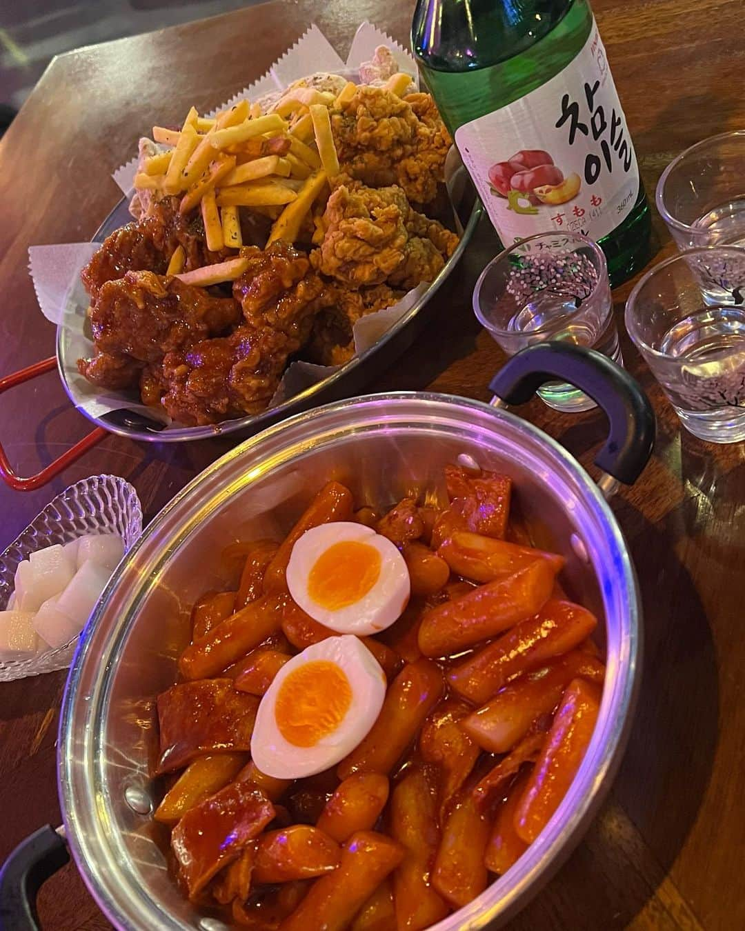 yuukachiさんのインスタグラム写真 - (yuukachiInstagram)「難波、アメ村韓国料理🇰🇷🍽  この日はOFFコーデ🥼👟 体調悪かったけど無性にトッポギが 食べたかった日(笑)🌶 あと、チキンも食べたよ！🐔🍗‪꙳ ここのチキンがサクサクでめっちゃ美味しかった😳  この日のトップスは @grl_official  どんなボトムスやスカートにも 合わせやすいし、ダル着とかになりにくいから OFFな感じでも着ても可愛い🕊♡  店内は2枚目みたいな感じで 桜が天井にあって可愛いの🌸 梅田にも系列あって行ったことあった😳💞  大阪の皆も難波や、アメ村らへんにいたら 行ってみてね〜ჱ̒⸝⸝•̀֊•́⸝⸝)‪♡  #大阪グルメ#韓国料理#オフコーデ#グレイル #GRL#grl購入品#grlコーデ#キャップコーデ  #帽子コーデ#OFF感#韓国#トッポギ#ヤンニョムチキン」2月9日 9時15分 - yuuka_stagram