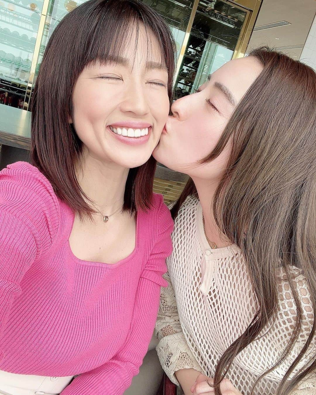 庄司ゆうこさんのインスタグラム写真 - (庄司ゆうこInstagram)「博多にある都ホテルで @kanchi_w かんちゃんとランチ🧡かんちゃんと言えば変顔🤪ってことで今回も変顔たーっくさんしたよ🤣 もっと酷い写真盛り沢山なんだけどフォロワー減りそうだからこれくらいにしておくー笑 そして風水の先生 @keiko.happy24 恵子ちゃんにも会えたぁー💓 今回私が福岡行った日はトリプル吉方位❣️雨予報だったのが、私が飛行機から降りた瞬間晴れてきたりとやはり天気が1番分かりやすいね☺️ 久しぶりの福岡だから会いたい友達が多過ぎて2日間で分刻みに予定詰め込んでたよ🤣 福岡大好き❤また必ず行きます✨ #福岡#博多#出張#都ホテル博多#ランチ#変顔#風水#トリプル吉方位#来福#5枚目の動画#パンを頭に乗せてる人#初めて見た」2月9日 9時39分 - yuko.shoji