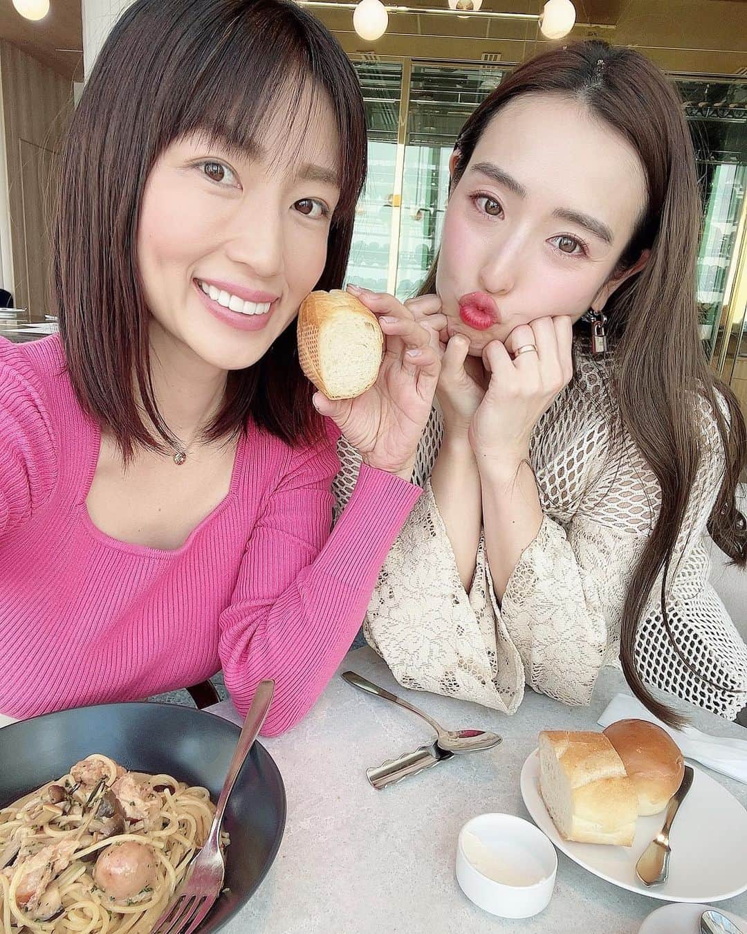 庄司ゆうこさんのインスタグラム写真 - (庄司ゆうこInstagram)「博多にある都ホテルで @kanchi_w かんちゃんとランチ🧡かんちゃんと言えば変顔🤪ってことで今回も変顔たーっくさんしたよ🤣 もっと酷い写真盛り沢山なんだけどフォロワー減りそうだからこれくらいにしておくー笑 そして風水の先生 @keiko.happy24 恵子ちゃんにも会えたぁー💓 今回私が福岡行った日はトリプル吉方位❣️雨予報だったのが、私が飛行機から降りた瞬間晴れてきたりとやはり天気が1番分かりやすいね☺️ 久しぶりの福岡だから会いたい友達が多過ぎて2日間で分刻みに予定詰め込んでたよ🤣 福岡大好き❤また必ず行きます✨ #福岡#博多#出張#都ホテル博多#ランチ#変顔#風水#トリプル吉方位#来福#5枚目の動画#パンを頭に乗せてる人#初めて見た」2月9日 9時39分 - yuko.shoji