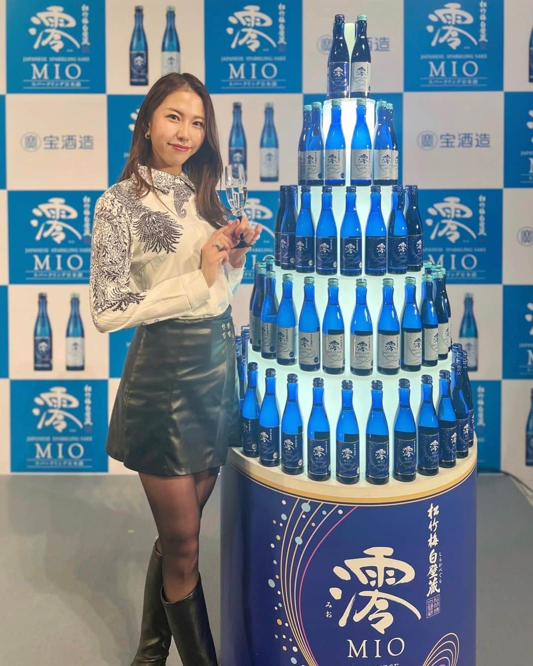 武田奈津美さんのインスタグラム写真 - (武田奈津美Instagram)「* スパークリング日本酒「澪」のリニューアル発表会に行ってきました🍸 フルーティーさが増して華やかな味わいになってラベルも新しく☺️🤍 新商品「澪CLEAR」も3月14日に発売されます🍸 こちらはさわやかで甘さすっきりな味わい。 お料理にも合わせやすそうでした☺️🤍  そして今回チョコレートとのマリアージュも紹介されていて、味わいや香りのバランスが素敵で相性バッチリでした🍫✨ バレンタインにお家で飲むのにもぴったり💝  年々海外でも澪が流行ってきているようで、日本酒の新たな挑戦と広がりにワクワクさせていただきました☺️！飲みやすくて私も昔から大好きな澪に今後も注目です🤍  #澪 #mio #宝酒造 #清酒  #日本酒 #sparkling #sake」2月9日 18時42分 - _natsumitakeda_