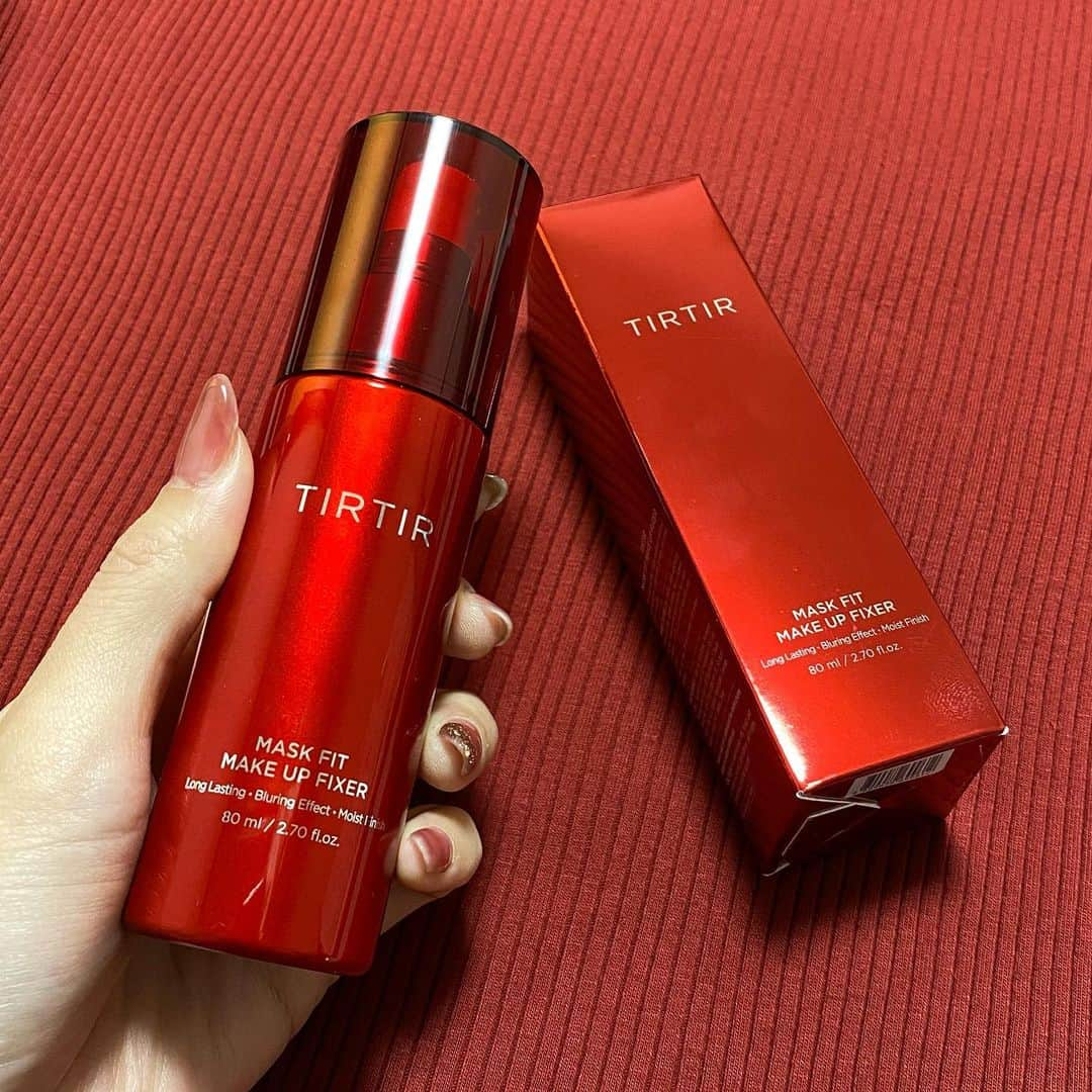 岩下真奈さんのインスタグラム写真 - (岩下真奈Instagram)「2023.02.09 #cosmetics 🎗 * TIRTIR ( @tirtir_jp_official ) 様から 大人気マスクフィットシリーズの新商品が出るよ🥳❤️ . ✨〖 #マスクフィットメイクアップフィクサー 〗✨ . 検証動画を2つ目に載せたから見てみてね❕📹 (※ファンデついた画が分かりづらくてすみません🙇‍♀️) . 使ってびっくり。全くつかなかった！！！！ . 他にもメイクキープミスト色々試したことあったけど 断トツでメイクが落ちませんでした‼️❤️‍🔥 . しかもメイクキープミストならではの 厚塗り感というか肌が重たくなる感じもなくて 軽くてノンストレスにキープ出来て最高だった🦋🫧 . いつもマスクと擦れてメイク落ちちゃって、 でもメイク直し苦手だったから落ちたら諦めてたけど() これがあればバッチリメイクで1日過ごせる💄❤︎ . 出会いに感謝〜〜🥂✨ TIRTIR様作ってくれてありがとう〜〜🙏😂✨ . . 是非、マスクでメイク落ちちゃう方や TIRTIR新作気になった方はチェックしてみてね🪄 参考になると嬉しいです☺️ . . . #TIRTIR #TIRTIR_sponsored #マスクフィット #マスクフィットシリーズ #最強ベース」2月9日 19時15分 - mana_mdleam