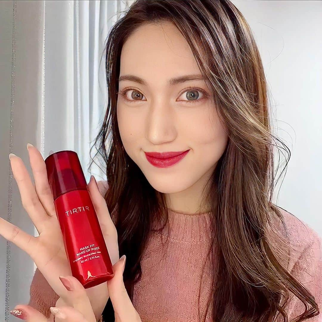 岩下真奈さんのインスタグラム写真 - (岩下真奈Instagram)「2023.02.09 #cosmetics 🎗 * TIRTIR ( @tirtir_jp_official ) 様から 大人気マスクフィットシリーズの新商品が出るよ🥳❤️ . ✨〖 #マスクフィットメイクアップフィクサー 〗✨ . 検証動画を2つ目に載せたから見てみてね❕📹 (※ファンデついた画が分かりづらくてすみません🙇‍♀️) . 使ってびっくり。全くつかなかった！！！！ . 他にもメイクキープミスト色々試したことあったけど 断トツでメイクが落ちませんでした‼️❤️‍🔥 . しかもメイクキープミストならではの 厚塗り感というか肌が重たくなる感じもなくて 軽くてノンストレスにキープ出来て最高だった🦋🫧 . いつもマスクと擦れてメイク落ちちゃって、 でもメイク直し苦手だったから落ちたら諦めてたけど() これがあればバッチリメイクで1日過ごせる💄❤︎ . 出会いに感謝〜〜🥂✨ TIRTIR様作ってくれてありがとう〜〜🙏😂✨ . . 是非、マスクでメイク落ちちゃう方や TIRTIR新作気になった方はチェックしてみてね🪄 参考になると嬉しいです☺️ . . . #TIRTIR #TIRTIR_sponsored #マスクフィット #マスクフィットシリーズ #最強ベース」2月9日 19時15分 - mana_mdleam