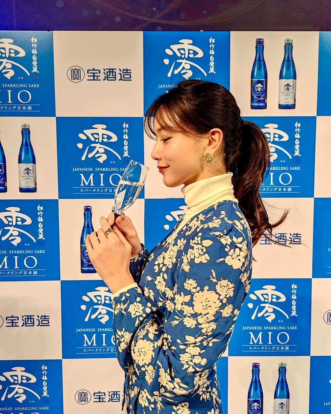 石井里奈さんのインスタグラム写真 - (石井里奈Instagram)「発売当時から大好きな宝酒造のスパークリング日本酒の澪✨🍶 当時日本酒そこまで飲めなかったけど澪のおかげでそこから日本酒も好きになってよく飲むように💓✨ . そんな「澪」が今回味もラベルもリニューアル✨ よりすっきりしたテイストの新商品「澪CLEAR」も3月14日に発売されるみたい🫶💓 . 会場でチョコレートと一緒にいただいたんだけどそれも美味しくて💓色々なお料理と相性がいいのでホームパーティーのお土産にも🙆‍♀️ . 海外でも澪が流行っていてフランスのサロンデュショコラでも大盛況だったそう👏 もっとこの上品な美味しさを海外に広がるといいなぁ✨ . 会場には澪をイメージしてブルーのお洋服で行きました👗 広告の浅田真央さんのドレスも素敵だった💓 . @mio_sparkling  #澪 #mio #宝酒造 #清酒 #日本酒 #sparkling #japanesesake #日本酒女子 #スパークリング日本酒 #お酒好き」2月9日 19時22分 - ri7tin1025