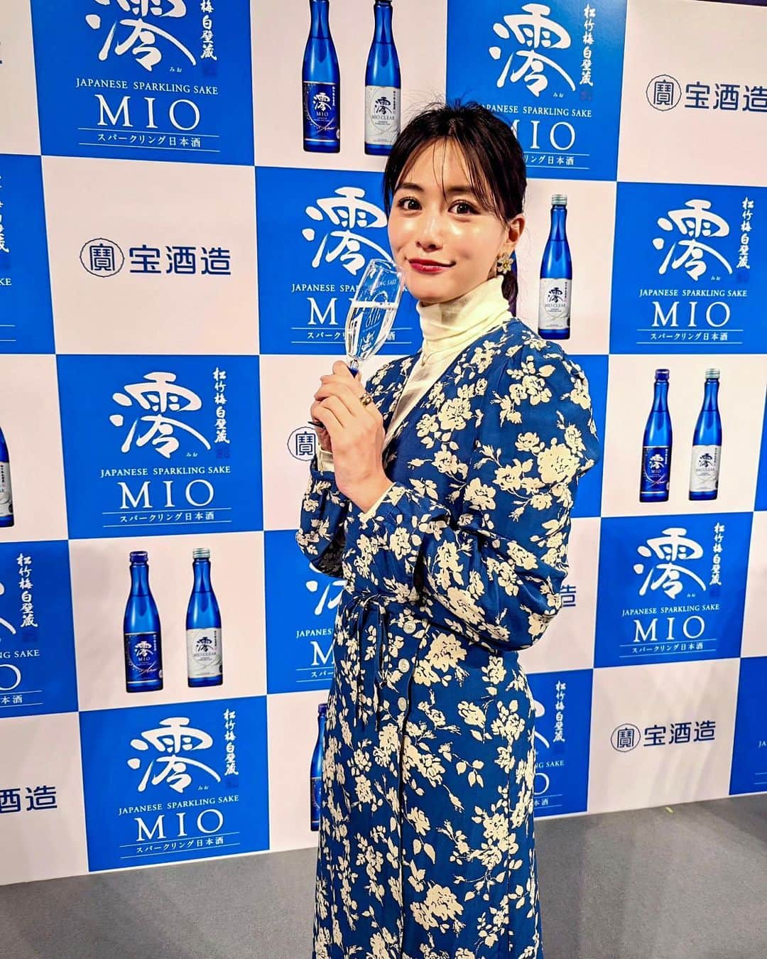 石井里奈さんのインスタグラム写真 - (石井里奈Instagram)「発売当時から大好きな宝酒造のスパークリング日本酒の澪✨🍶 当時日本酒そこまで飲めなかったけど澪のおかげでそこから日本酒も好きになってよく飲むように💓✨ . そんな「澪」が今回味もラベルもリニューアル✨ よりすっきりしたテイストの新商品「澪CLEAR」も3月14日に発売されるみたい🫶💓 . 会場でチョコレートと一緒にいただいたんだけどそれも美味しくて💓色々なお料理と相性がいいのでホームパーティーのお土産にも🙆‍♀️ . 海外でも澪が流行っていてフランスのサロンデュショコラでも大盛況だったそう👏 もっとこの上品な美味しさを海外に広がるといいなぁ✨ . 会場には澪をイメージしてブルーのお洋服で行きました👗 広告の浅田真央さんのドレスも素敵だった💓 . @mio_sparkling  #澪 #mio #宝酒造 #清酒 #日本酒 #sparkling #japanesesake #日本酒女子 #スパークリング日本酒 #お酒好き」2月9日 19時22分 - ri7tin1025