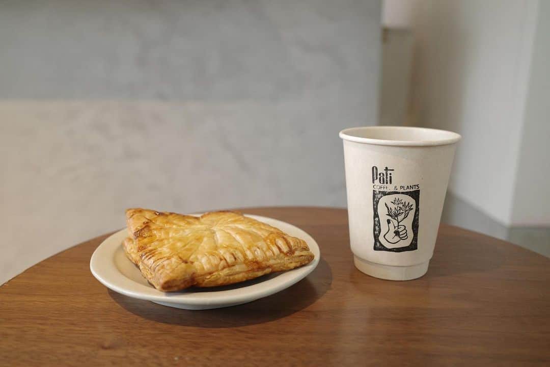 石井輝明さんのインスタグラム写真 - (石井輝明Instagram)「下北沢。 緑が溢れる爽やかなカフェ。 コーヒーも美味しいし、ミートパイも美味しかったぁ。  今日は大宮ありがとうございました。 明日はお昼にコーヒー仕事があって、夜はルミネです。 明日もよろしくお願いします。  #paticoffeeandplants #cafe #coffee #カフェ #コーヒー #喫茶店 #東京カフェ #下北沢カフェ #池ノ上カフェ #三軒茶屋カフェ #カフェ芸人」2月9日 22時05分 - comandanteishii