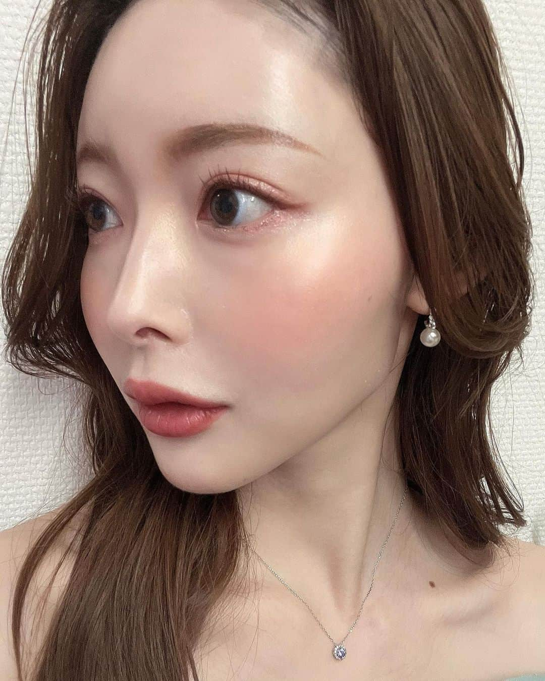 松田唯花さんのインスタグラム写真 - (松田唯花Instagram)「今日は新作発表会巡りで、サクラがテーマのコスメがいっぱいだったので、キャンメイクから2月下旬に発売されるサクラの限定パッケージのアイシャドウでメイクしました🌸  『シルキースフレアイズ 11』 左上のパープルが難しそうに見えるけど、ベースに塗ったり目の下に塗ったりすると目元に透明感が出ます💜  コーラルはオレンジというよりピンクに近い発色でイエベ春さんに似合うパレット🎨  チークもセザンヌの新作『パールグロウニュアンサー N1 コーラルシャワー』 頬の高い位置に入れるのがおすすめ。パールの効果でハイライトも塗ったみたいなツヤ肌になる✨  リップは、いつもメイクレッスンに来てくださるR様から誕生日プレゼントでいただいた『ロッソ ヴァレンティノ マット 409A』💗  すっごく良い色🥹✨  ゆいかさんに似合いそうな色を選びました！って😭💕 一塗りでこれだけ高発色で唇もふっくらする〜💋 すごく可愛くていっぱい使ってます💖ありがとうございます🥰  #ゆいコス #canmake #cezanne #valentino #makeup #ロッソヴァレンティノ #今日のメイク #セザンヌ #パールグロウニュアンサー #キャンメイク #シルキースフレアイズ #プチプラコスメ #春新作コスメ #新作コスメ」2月9日 22時58分 - yuika_matsuda.official