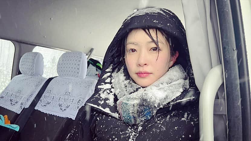 下村彩里さんのインスタグラム写真 - (下村彩里Instagram)「明日は関東甲信•東北南部を中心に#大雪 に警戒が必要です。  東京でも#雪 や#みぞれ が降り、#交通機関 などに乱れが出る恐れがあります。  今日は明日#入試 を控えた大学や#受験生 に話を聞きました。  「電車やバスが止まったら2時間かけて歩く。」 と話す受験生も。😢  受験と重なる雪。 雪に慣れていない地域での大雪と積雪。 心配なことが多い1日になりそうです。  みなさま明日は #寒さ対策　も万全に☃️ 早めの行動を。 状況次第では、外に出るのを控えて下さい。 雪雲通過　を待ちましょう！🙇‍♀️  #写真　は #新潟県　を #取材した時 #寒さと雪で #顔　 #凍りました  #下村彩里#報道ステーション#取材#雪#雪備え#大雪#東京#関東#東北」2月9日 23時09分 - sairi.shimomura_ex