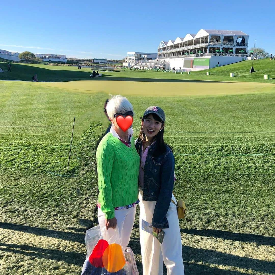 安藤萌々さんのインスタグラム写真 - (安藤萌々Instagram)「皆さんはどうですか？？⛳️  #ゴルフファンあるある  生観戦したコースや、プレーした事のあるコースでの試合中継はより気合入る   #PGA観戦あるある  なのかな？と思ったのは  透明なバッグ探すの難しい   祖母とのアリゾナゴルフ旅は毎年思い出す最高の思い出⛳️です☺️思い出すだけで幸せです。  初めて生で見た、松山英樹選手のプレー。カラッとした青空の中を伸びて行くアイアンの弾道は忘れられません…！し、フィナウ選手のスイングカッコよかったなぁ… 🥹  祖母孝行を頑張りたいですし、 またいつかアメリカでPGAが観たいっ！ そんな事を思い出しながら金曜日も頑張ります。  #大学四年生 #旅行 #ゴルフ #ゴルフ好きな人と繋がりたい  #スポーツ #アナウンサー」2月10日 0時12分 - momo_ando_ex