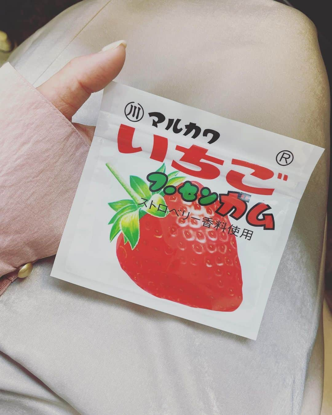 千葉真由佳さんのインスタグラム写真 - (千葉真由佳Instagram)「【懐かしいいちごガム🍓】 水曜、木曜の衣装です👚  ●2/8（水）ピンクブラウス💓 スカート　@tocco_closet  ●2/9（木）白ブラウス🤍 ブラウス＆スカート　@nolleys_official  スタッフの方から 小物を入れられる可愛い袋を 頂きました💓🍓  マルカワのいちごフーセンガムの デザインそのまま😳 懐かしくないですか？ レトロデザイン、 流行っているようですね。  小さい頃は このいちご味が1番好きでした😙  たしか四粒入っていて、 最初は一個ずつ大事に食べるけど 最後には全部口に入れて モッグモグ噛んでいた記憶があります。笑  いちごの香りがよみがえる〜🍓 駄菓子屋さんに探しに行ってみようかな🌟  今週もありがとうございました。 金曜分はまたのちほど...😊✨  #TBS#THETIME' #TBSスパークル#キャスター #フリーアナウンサー #アナウンサー #アナウンサー衣装 #千葉真由佳 #冬コーデ#コーデ記録 #152cmコーデ#152cm #ショートウルフ #マルカワフーセンガム  #いちご味#🍓」2月10日 8時06分 - mayuka.chiba