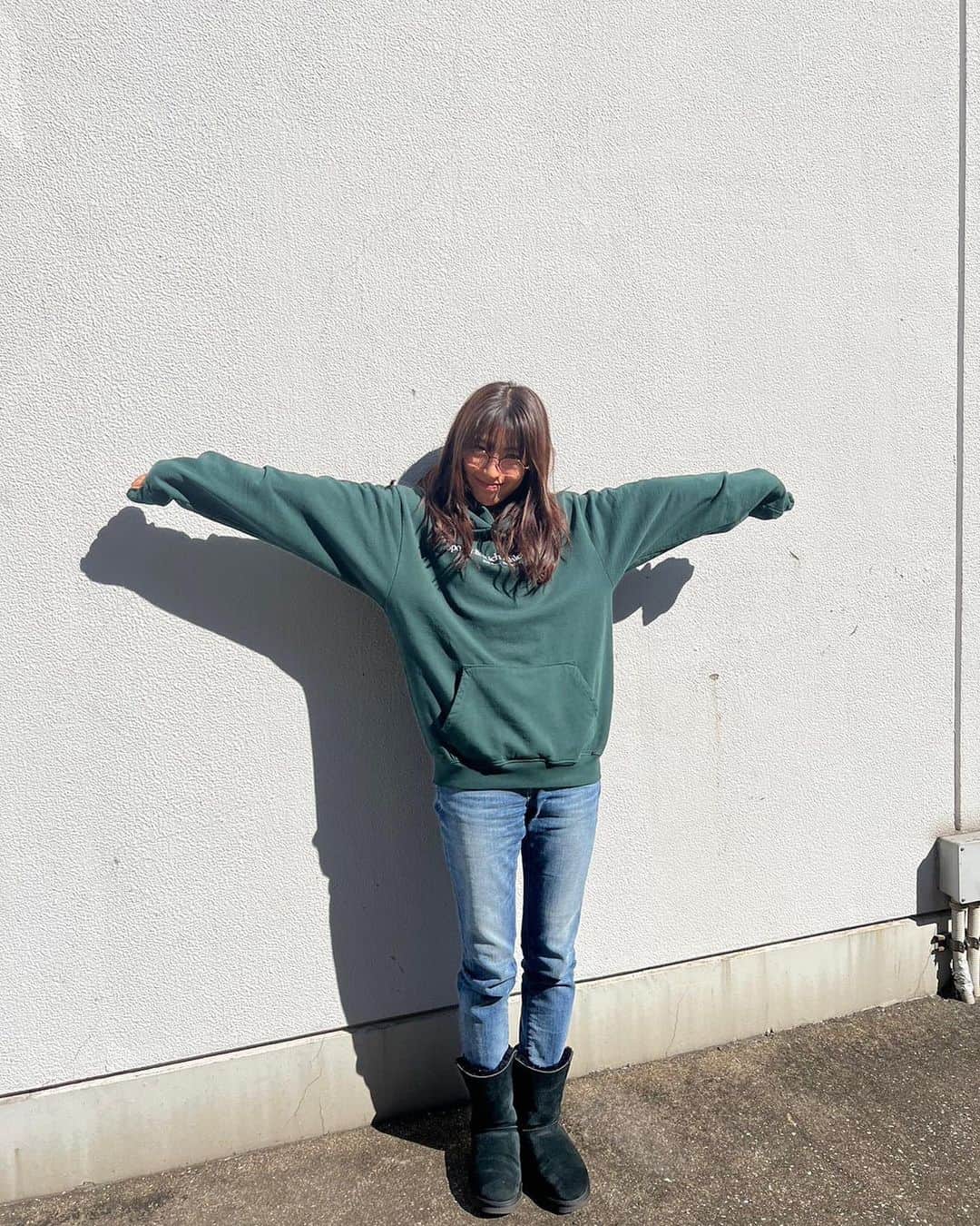 瀧本美織さんのインスタグラム写真 - (瀧本美織Instagram)「💚 すぐ衣装に着替えるので こんな楽ちんな日も多いです😚 身の回りに深緑色のものが増えていく。。 UGGってさ、丸くて可愛いよねってずっと思ってます⚫️ 皆さん雪には気をつけてください❄️   #私服」2月10日 15時02分 - mioritakimoto_official