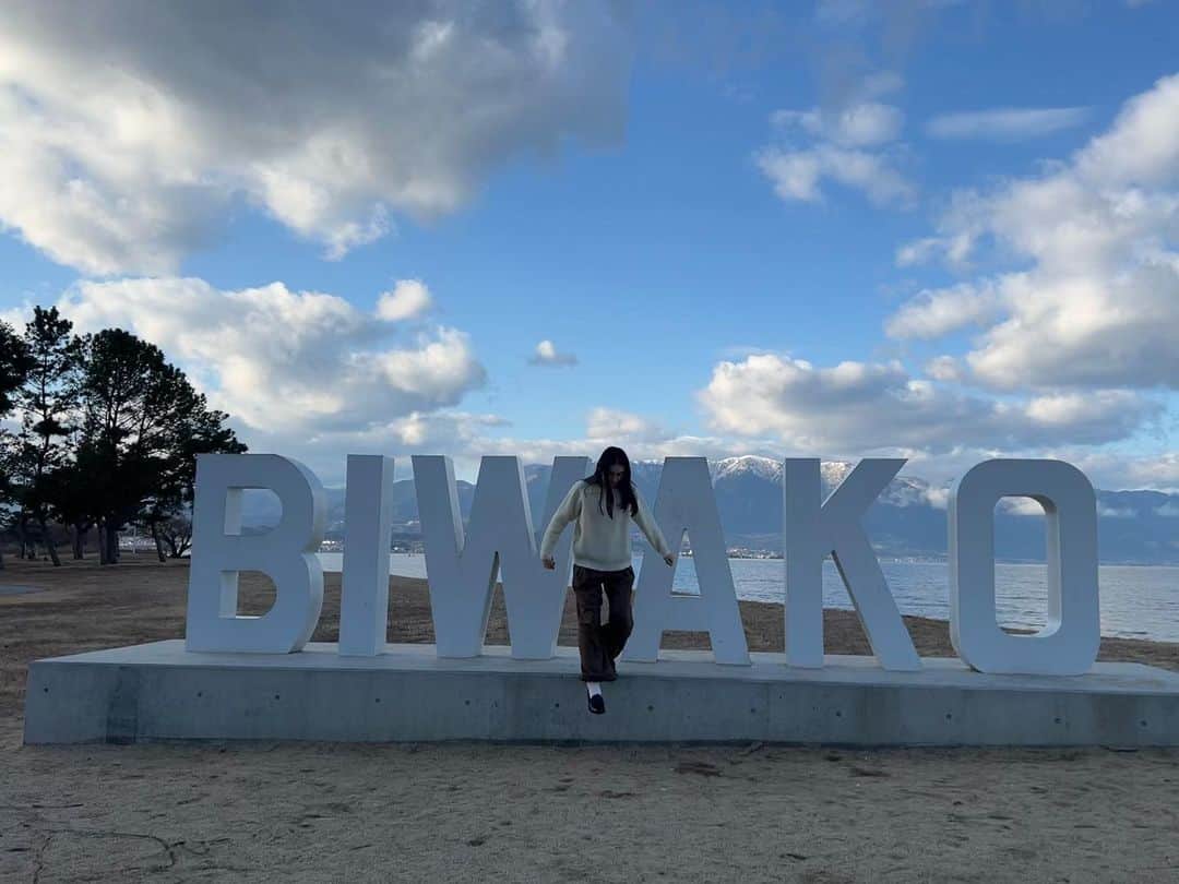 八木莉可子さんのインスタグラム写真 - (八木莉可子Instagram)「だいすき琵琶湖＾＾  #琵琶湖は湖だから #湖面って言うんよ #だから湖面がきらきらしていると言います。  #ちなみに史子さんも滋賀出身です #舞いあがれ！」2月10日 16時38分 - yagirikaco_official