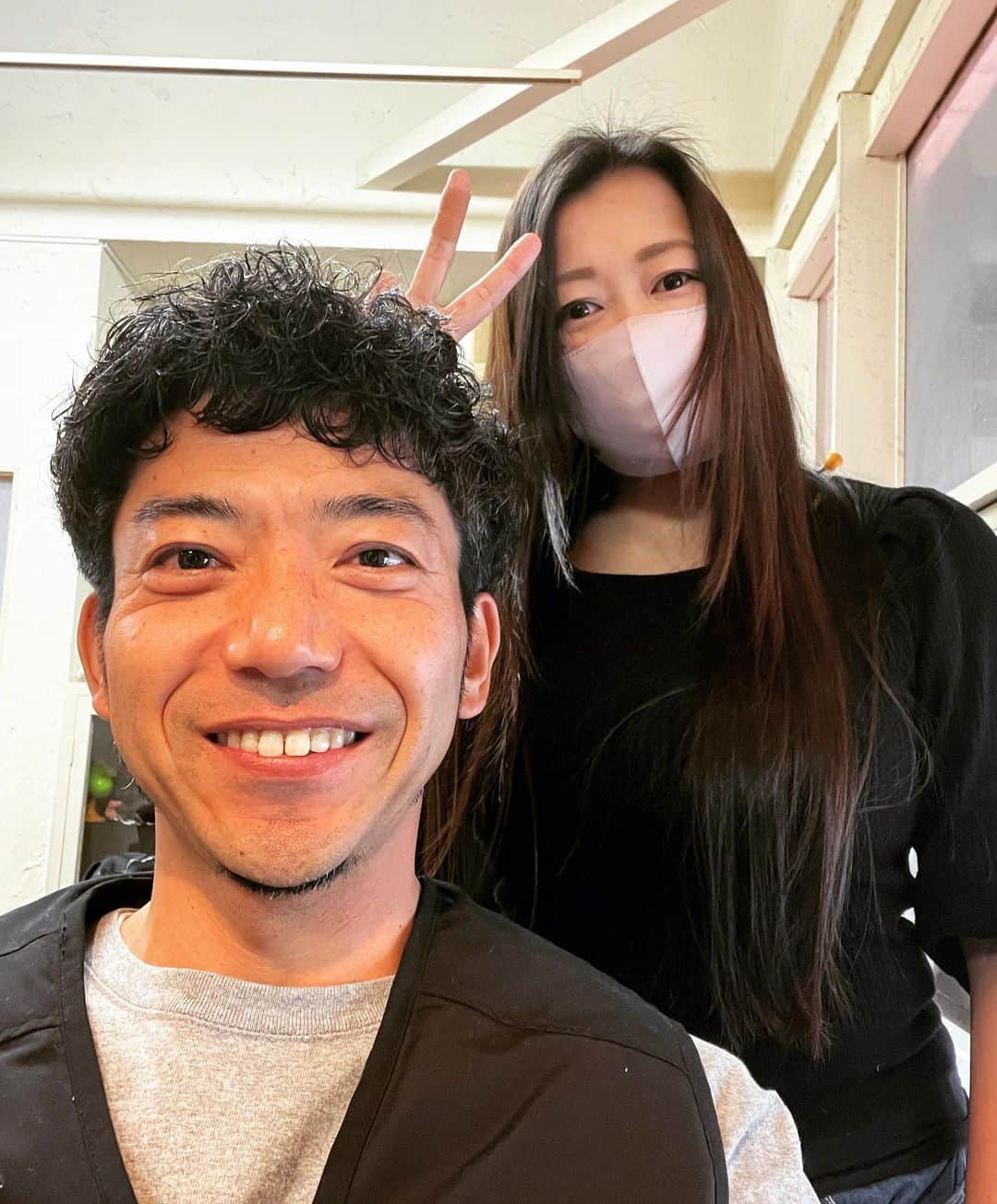 杉本知香さんのインスタグラム写真 - (杉本知香Instagram)「原西さんが神様にお願いしてました🦍🎶 大きなイチモツをもらえたそうです🦍🎶  ※原西ゴリラプチ情報。バナナはあまり好きではないらしく、 うなぎパイが大好物だそうです（笑）🦍💦 富士彦くんが久しぶりに沼津から来てくれました😊🚅  #中目黒美容室 #FUJIWARA原西#FUJIWARA#原西ゴリラ #どぶろっく森 #どぶろっく  #大きなイチモツをください  #富士彦#沼津ラクーンよしもと劇場」2月10日 17時05分 - sugimotoc