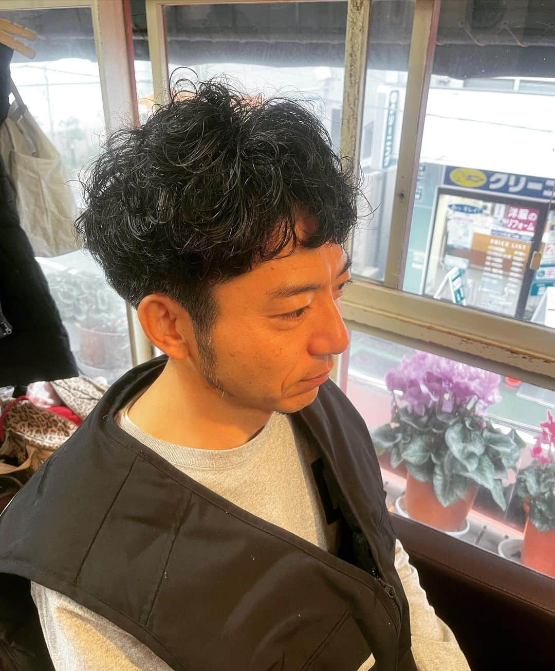 杉本知香さんのインスタグラム写真 - (杉本知香Instagram)「原西さんが神様にお願いしてました🦍🎶 大きなイチモツをもらえたそうです🦍🎶  ※原西ゴリラプチ情報。バナナはあまり好きではないらしく、 うなぎパイが大好物だそうです（笑）🦍💦 富士彦くんが久しぶりに沼津から来てくれました😊🚅  #中目黒美容室 #FUJIWARA原西#FUJIWARA#原西ゴリラ #どぶろっく森 #どぶろっく  #大きなイチモツをください  #富士彦#沼津ラクーンよしもと劇場」2月10日 17時05分 - sugimotoc