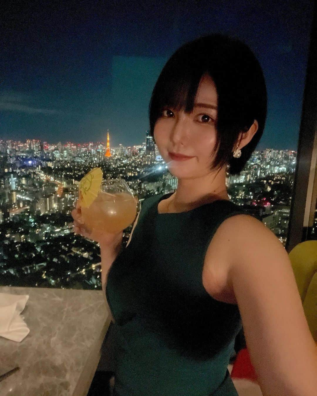 九条ねぎ あぴるさんのインスタグラム写真 - (九条ねぎ あぴるInstagram)「恵比寿ガーデンプレイス39階にある素敵なレストランで女子会をしたよ💖 @longraintokyo   オーストラリア発のタイ料理レストラン 東京の綺麗な夜景を見ながら美味しい食事とお酒で素敵な時間を過ごせました☺️✨  写真を撮り忘れちゃったのだけど、デザートで食べた、タロイモのケーキもすっごく美味しかった😍💖  If you are looking for restaurants with beautiful night view and delicious food in Tokyo  I recommend @longraintokyo located on the 39th floor of the Yebisu Garden Place Building.✨  #tokyo #japan #japantrip #ebisu #恵比寿　#女子会　#夜景」2月10日 18時29分 - negi_kujyo