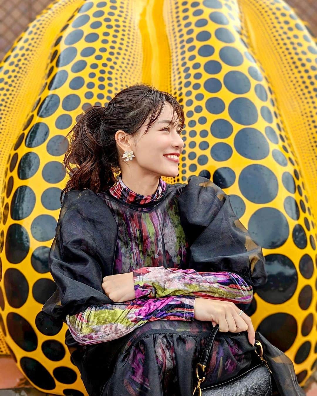 石井里奈さんのインスタグラム写真 - (石井里奈Instagram)「昨年に引き続き @workations_app の福岡STAY平日利用促進キャンペーンを利用して福岡にいってきました💕☺️ ワーケーションズはテレワークや自然や歴史など魅力的なプランが多数掲載されてるの︎🫶🏻✨ . 福岡は空港からすぐ博多や天神などに行けて遊びやすい！ 今回はアートな福岡を堪能しに︎♥️ まずは福岡市美術館へ！ . バスキアの絵があったりと本格的な海外の画家の作品をみることができてかなり本格的な美術館！ 草間彌生さんの🎃もあって感動！ 直島だけかと思ってたけど福岡でも写真が撮れるとは！これは穴場ですな🫢💓 . まだまだ写真がたっくさんあるのでまた投稿しますね💕 お洋服も彌生さんを意識しました🫢 dress... @mecre_official  . #福岡 #福岡旅行 #福岡観光 #福岡ホテル #visitjapan #japanesegirl #japan #fukuoka #福岡市美術館 #草間彌生 #kusamayayoi #アート #アート好きな人と繋がりたい #美術館 #art #artgallery #平日福岡旅 #テレワーク #ワーケーション」2月10日 18時41分 - ri7tin1025