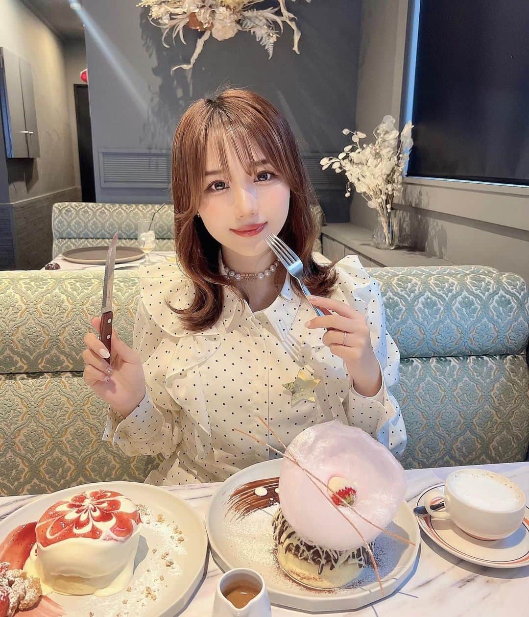 加藤里奈さんのインスタグラム写真 - (加藤里奈Instagram)「⋆  春日井にある、  パネルカフェ꒰ @panelcafe_kasugai ꒱ へ行ってきました♡  ずっとインスタでみて 気になってたパンケーキをいただいてきたよ〜🥞♡  バレンタイン限定のパンケーキや 1日10食限定のパンケーキなど、 いろいろな種類があって迷いました🤭  𓏸バレンタイン仕様のティラミスパンケーキ  　エスプレッソがけ  𓏸特製マスカルポーネとイチゴソースの 　ベリーベリーチーズパンケーキ  にしたよ☺️  見た目もめちゃ可愛いし動画映えもするのはもちろん、 味もとっても美味しかった🥺🤍  ティラミスパンケーキは、 アツアツのエスプレッソを上からかけて、 わたあめを溶かして食べます🤤 ほろ苦いエスプレッソと、 甘いチョコレートパンケーキの相性が抜群！ ぺろっと食べれちゃいました⍤⃝♡  そしてベリーベリーチーズパンケーキは、 甘酸っぱいベリーソースと たっぷりかかったマスカルポーネチーズが とっても美味しくて😍  今まで食べたパンケーキの中でもトップクラス。。！🥞  パンケーキが食べたくなったら またパネルカフェさんにお邪魔したいと思います♡笑  名駅店もあるみたいなので気になる🤔  #カフェ #カフェ巡り #カフェスタグラム  #カフェご飯  #名古屋グルメ #名駅グルメ #名古屋ランチ #名古屋ディナー #名古屋カフェ #名古屋駅グルメ #名古屋テイクアウト #愛知県 #名古屋 #春日井 #春日井カフェ #春日井グルメ #パネルカフェ #パンケーキ #パンケーキ巡り #パンケーキカフェ #パンケーキ部」2月10日 19時27分 - katoco0326
