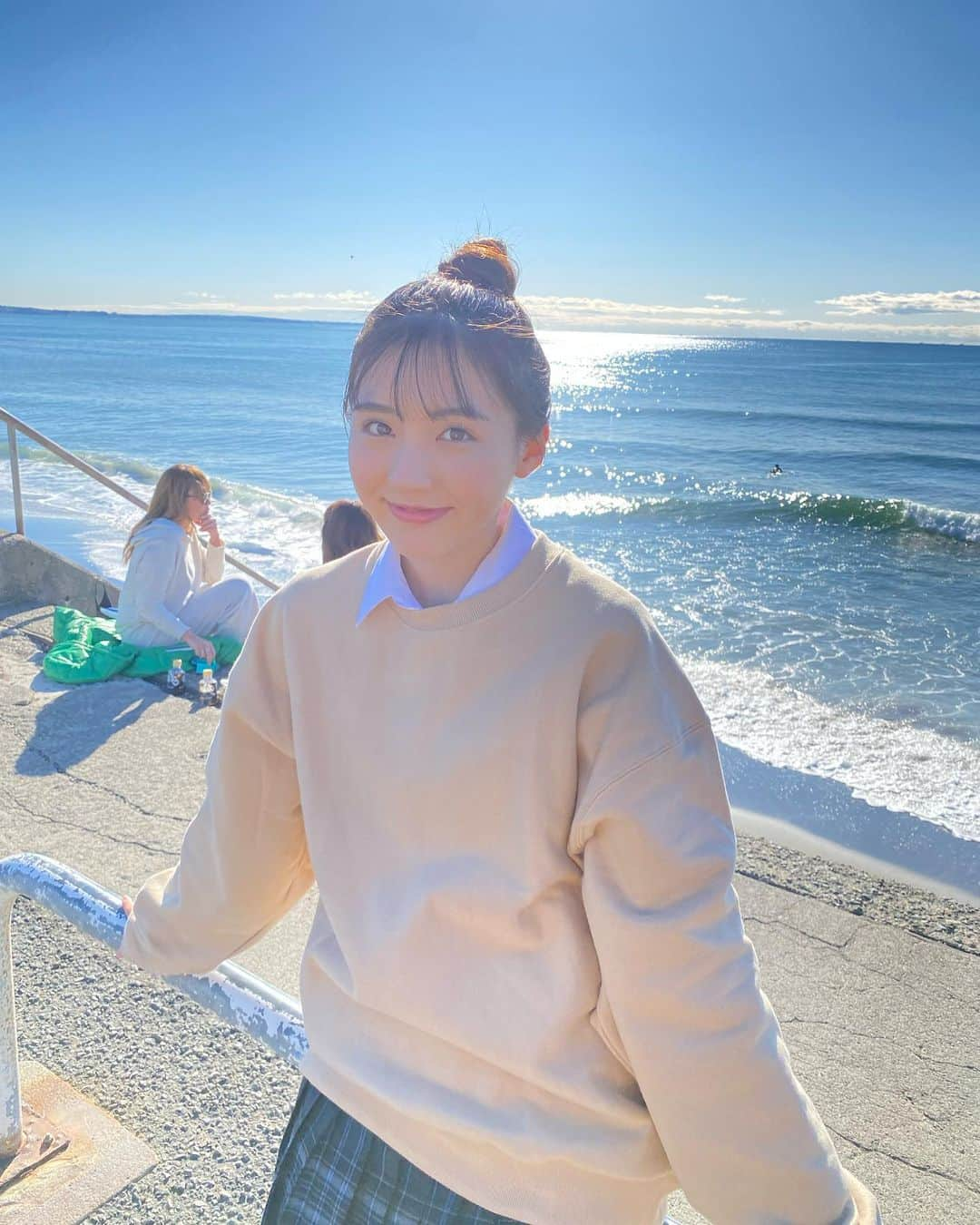 宮本和奏さんのインスタグラム写真 - (宮本和奏Instagram)「🐬🏝  nicola3月号 『高1モ卒業前に青春100質やっちゃうよ！』ｵﾌｼｮ  天気に恵まれて本当に素敵な景色だったのー！ 最高に楽しくて笑顔でいっぱいな空間でした☺️  撮影しながらニコモになったばかりの小6の時を 思い出してなんだか早いなー、懐かしいなーと寂しく 感じてました🌸  高1モ皆の仲の良さが伝わる最高なページだと思うので ぜひ紙面チェックしてください！ ・ #ニコラ#ニコラ3月号#ニコモ#宮本和奏」2月10日 19時38分 - lespros_wakana5