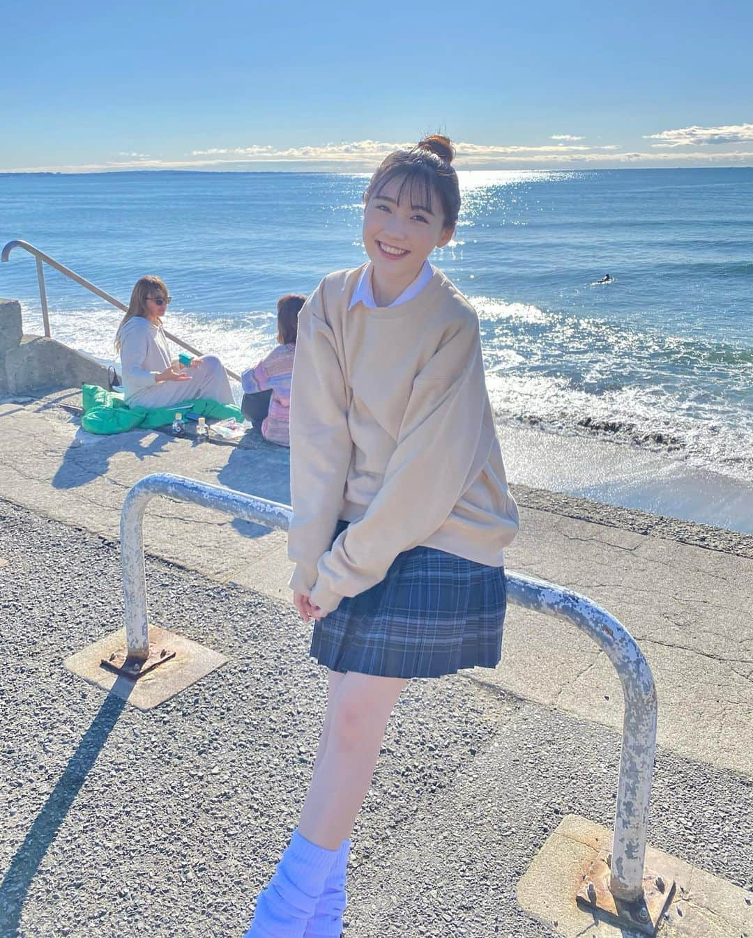 宮本和奏さんのインスタグラム写真 - (宮本和奏Instagram)「🐬🏝  nicola3月号 『高1モ卒業前に青春100質やっちゃうよ！』ｵﾌｼｮ  天気に恵まれて本当に素敵な景色だったのー！ 最高に楽しくて笑顔でいっぱいな空間でした☺️  撮影しながらニコモになったばかりの小6の時を 思い出してなんだか早いなー、懐かしいなーと寂しく 感じてました🌸  高1モ皆の仲の良さが伝わる最高なページだと思うので ぜひ紙面チェックしてください！ ・ #ニコラ#ニコラ3月号#ニコモ#宮本和奏」2月10日 19時38分 - lespros_wakana5