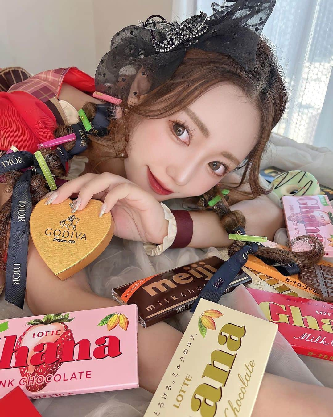 yuukachiさんのインスタグラム写真 - (yuukachiInstagram)「バレンタイン撮影📸🍫💓  何枚目がすき？？？？🫶🏻  もうすぐバレンタインだね！！ 皆はどんなチョコ作るの？☺️🍫  ゆうかもバレンタイン企画考えてるからお楽しみに🙈💕︎  今週ストーリーチェックしててね□✔  @daisuke_5511 さんの、 #ホリージョ撮影  は 本間にいつも可愛い髪型してくれて 可愛いフォトブース作ってくれてめっちゃ盛れる🤲🏻´-💓  ホリージョ撮影したい人は、 大輔さんに DMしてみてね！！(ゆうかの紹介って言ってね)🫶🏻  #バレンタイン#バレンタイン手作り#バレンタインチョコ  #バレンタインコスプレ#バレンタインコーデ#チョコ #カップル#撮影#撮影データ#コスプレ#コスプレ女子」2月10日 20時12分 - yuuka_stagram