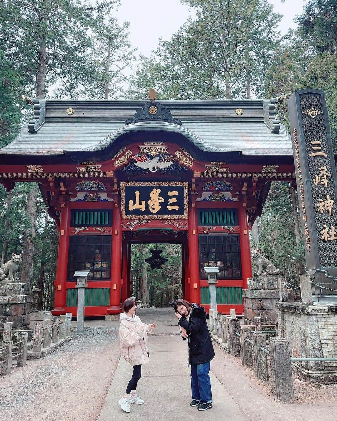 みひろさんのインスタグラム写真 - (みひろInstagram)「. #三峯神社 へ ここ数年、毎年訪れてます！ 優ちゃん @tejimayuu0827 とずーっと笑ってました。 #笑う門には福来る   自分に正直にいよ  #足の付け根がつる  #おみくじ 二人とも #大吉 #達磨  #日本酒🍶 あっという間に飲みきった」2月10日 20時19分 - mihiro0519