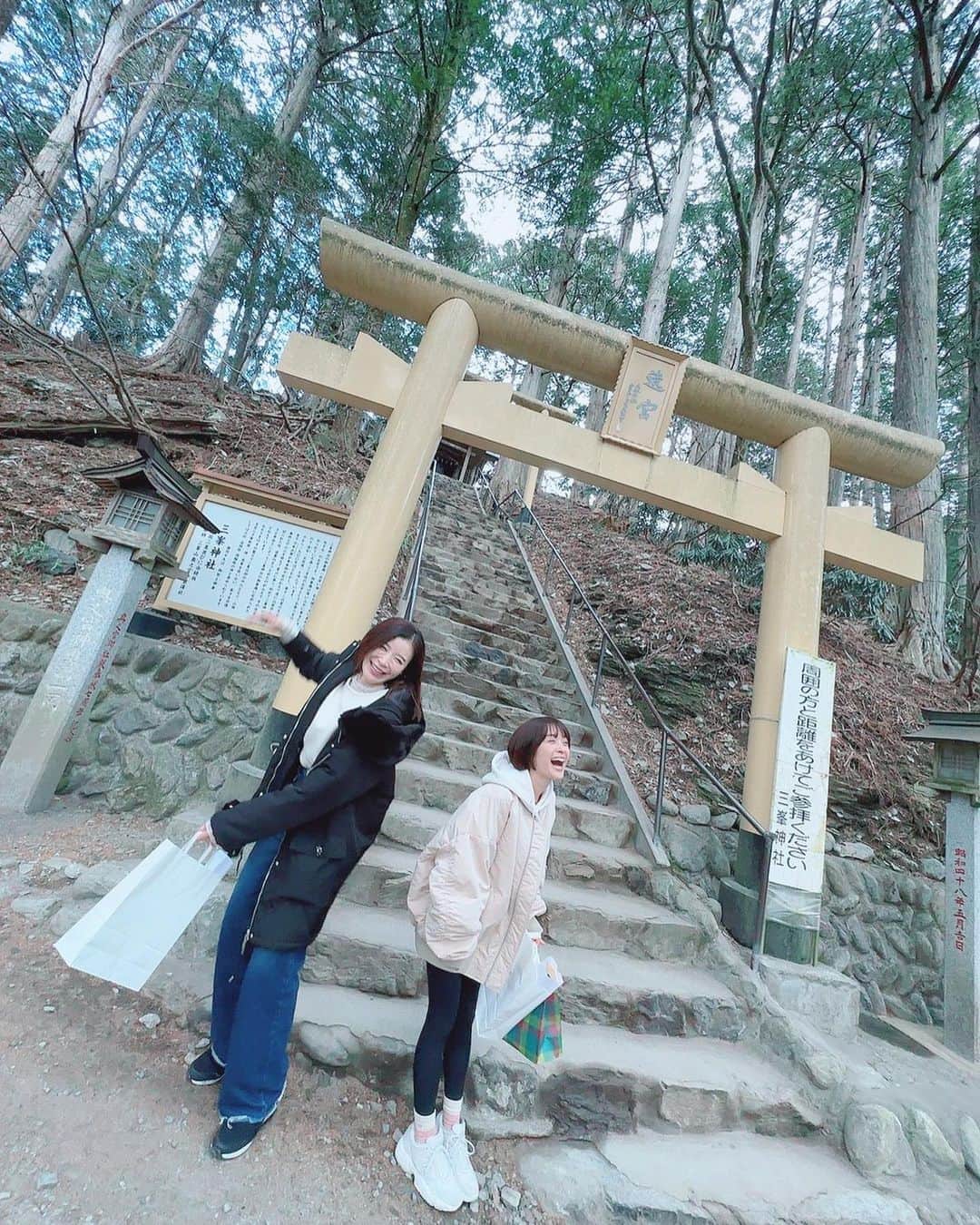 みひろさんのインスタグラム写真 - (みひろInstagram)「. #三峯神社 へ ここ数年、毎年訪れてます！ 優ちゃん @tejimayuu0827 とずーっと笑ってました。 #笑う門には福来る   自分に正直にいよ  #足の付け根がつる  #おみくじ 二人とも #大吉 #達磨  #日本酒🍶 あっという間に飲みきった」2月10日 20時19分 - mihiro0519