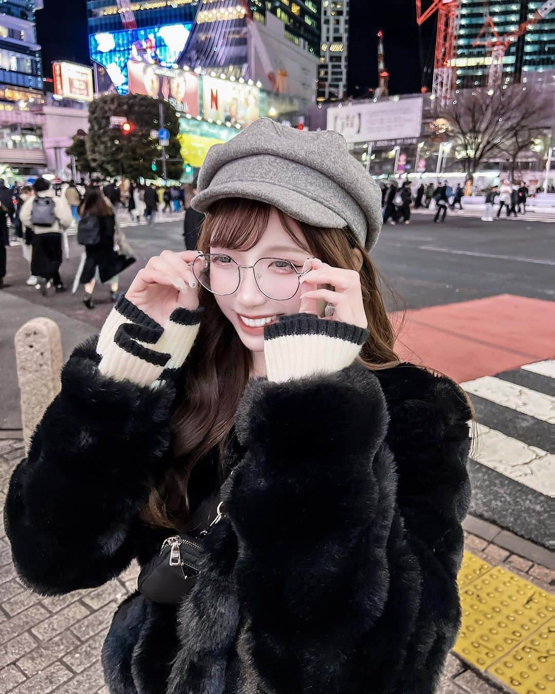 あやちゃんさんのインスタグラム写真 - (あやちゃんInstagram)「お気に入りコーデ🖤☁️⚯˶  ボーダーニットワンピ🥺 刺繍のワンポイントもかわいッ🪡🤍  ZOZOTOWNは届くの速くておすすめ😋  初回は2000or1000円引きだよ☆  #ナイスクラップ #niceclaup #大人コーデ #モノトーンコーデ #ボーダーニット #ボーダーコーデ #ファーコート #メガネコーデ #渋谷カフェ #渋谷  #imtimissimi  #韓国ファッション #韓国ヘア  #ZOZOTOWN #ZOZOTOWN購入品 #ZOZO活 #PR」2月10日 21時23分 - aya.you.love.r