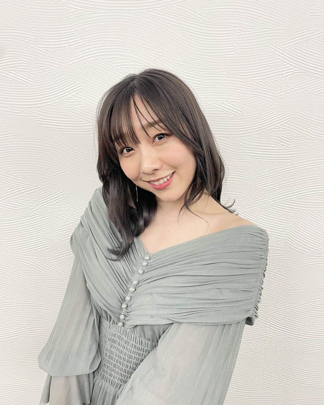 須田亜香里さんのインスタグラム写真 - (須田亜香里Instagram)「デコルテ見せお姉さんワンピ🍃 そして正面からの写真は珍しいかも？  2月11日(土)テレビ朝日 20:00〜 #池上彰のニュースそうだったのか  この服装で変なこと言ってる予告映像がすでに流れていて恥ずかしすぎます🫠 ファンの方はもう引き気味だったけど、母は驚いていませんでした。 …そういうことです👼🏻  2週連続で池上さんの番組！  2月12日(日)メ〜テレ 15:30〜 他の地域では先週放送された 【池上彰が潜入取材！ #どうなるリニア新幹線 】 一週遅れで放送です🌟 #須田亜香里衣装 #デコルテ見せコーデ」2月11日 0時20分 - akarisuda