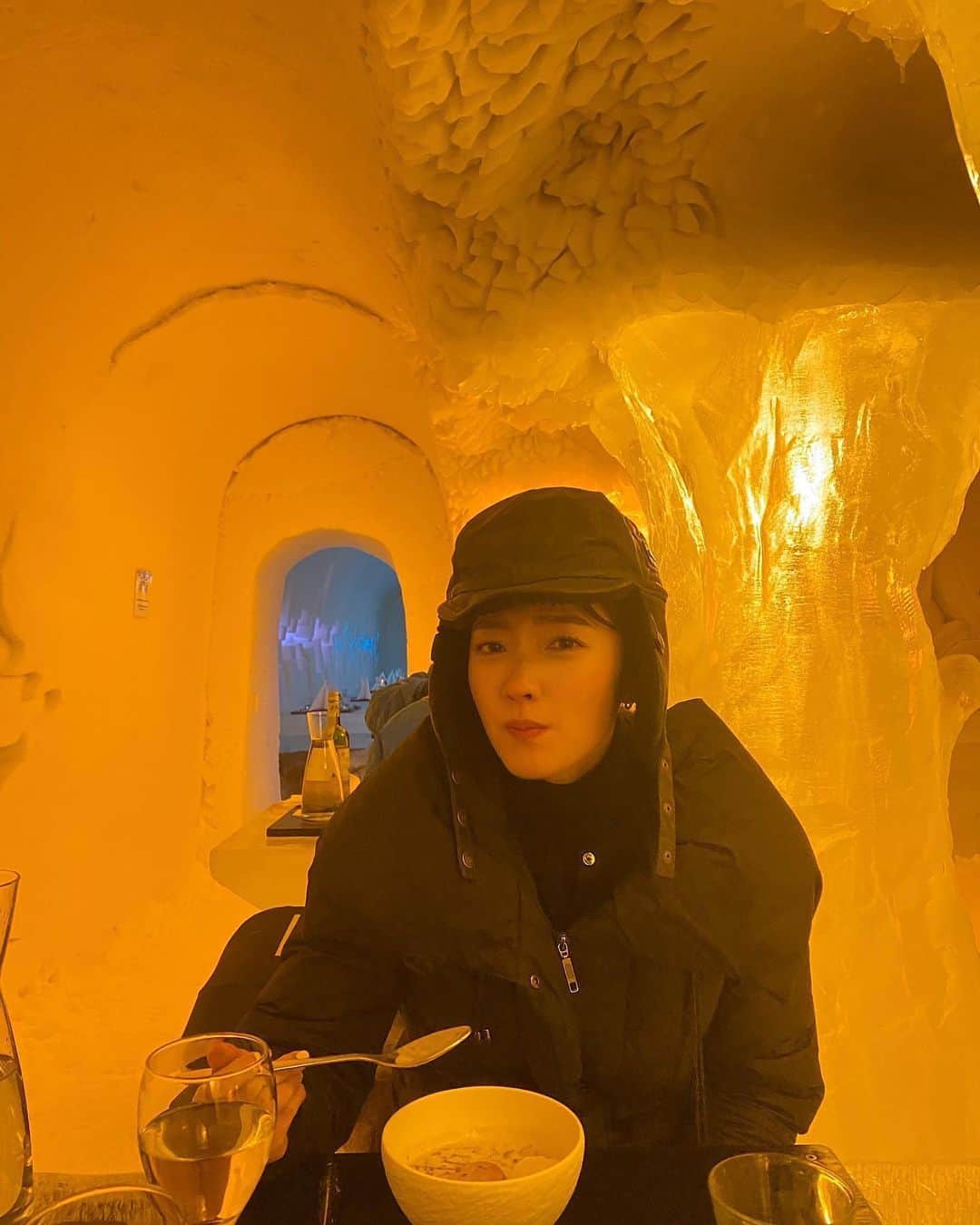 神谷由香さんのインスタグラム写真 - (神谷由香Instagram)「Artic Snow Hotel ❄️  氷と雪でできたホテル🌨  部屋の中は美術館みたいに氷と雪の アート作品が沢山！美しい…  フィンランドの北部は特に寒くてスープが暖かくて 沁みて物理的に涙が出そうになったよ🥲🥶  ホテルは予約がいっぱいだったので ディナーツアーに参加しました😋」2月11日 0時46分 - kamiya_yuka_