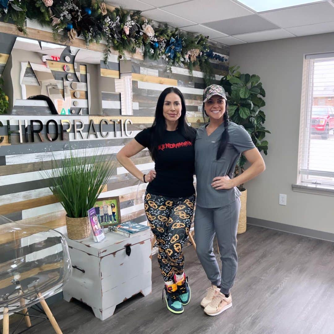 Kendra Lustさんのインスタグラム写真 - (Kendra LustInstagram)「#FridayVibes my #chiropractor is hotter than yours 🙌🏻 and is the best! #metrodetroit @adjustingtohealth_ @dr.melissa.klave_ufepro Life is happier when you are aligned 🫶🏻」2月11日 5時02分 - kendralust