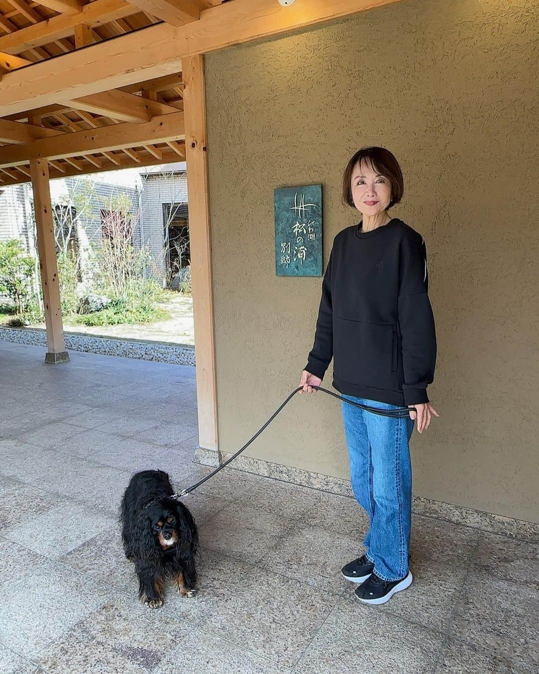 奈美悦子さんのインスタグラム写真 - (奈美悦子Instagram)「琵琶湖「松の浦別邸」に行って来ました。 温泉三昧！クッキーとのんびり。 #琵琶湖 ＃松の浦別邸#ワンコとお泊まり #遠い #温泉#温泉好き #贅沢 #ゆっくり #のんびり #愛犬 #ワンコのいる生活 #キャバリアキングチャールズスパニエル #ブラックタン #可愛い #男の子 #好き」2月11日 6時31分 - nami.etsuko