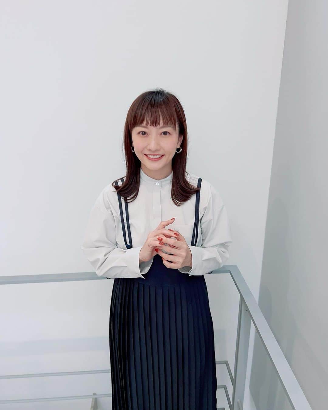 島本真衣さんのインスタグラム写真 - (島本真衣Instagram)「今日正午からは『中居正広のキャスターな会』🎤 トルコでの地震、電気料金高騰の今知りたい対策、花粉症について、明治の社員が選ぶ自社製品(お菓子)ランキング🍫 放送後はきっとチョコレートが食べたくなりますよ😋 見て頂けたら嬉しいです🎤  今日は後ろも素敵なワンピース🤍  #中居正広のキャスターな会 #衣装 #ワンピース @cherietokyo   #ブラウス @c_fsf   #ピアス #ピンキーリング  @agete_official   #パンプス @kanematsu_official   #テレビ朝日 #アナウンサー #島本真衣」2月11日 6時49分 - mai_shimamoto_ex