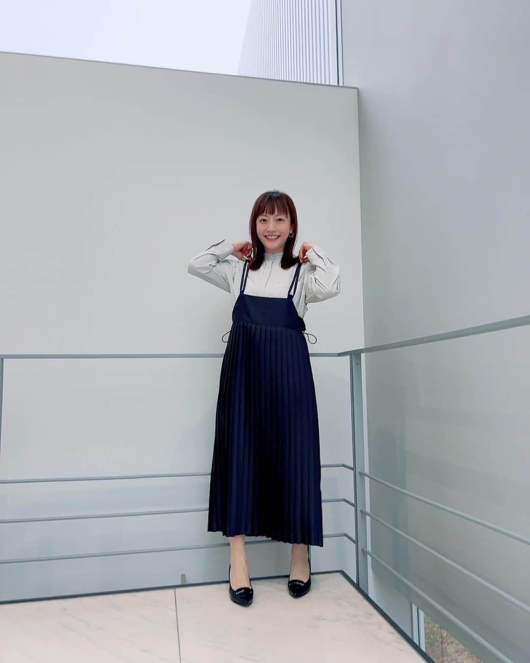 島本真衣さんのインスタグラム写真 - (島本真衣Instagram)「今日正午からは『中居正広のキャスターな会』🎤 トルコでの地震、電気料金高騰の今知りたい対策、花粉症について、明治の社員が選ぶ自社製品(お菓子)ランキング🍫 放送後はきっとチョコレートが食べたくなりますよ😋 見て頂けたら嬉しいです🎤  今日は後ろも素敵なワンピース🤍  #中居正広のキャスターな会 #衣装 #ワンピース @cherietokyo   #ブラウス @c_fsf   #ピアス #ピンキーリング  @agete_official   #パンプス @kanematsu_official   #テレビ朝日 #アナウンサー #島本真衣」2月11日 6時49分 - mai_shimamoto_ex