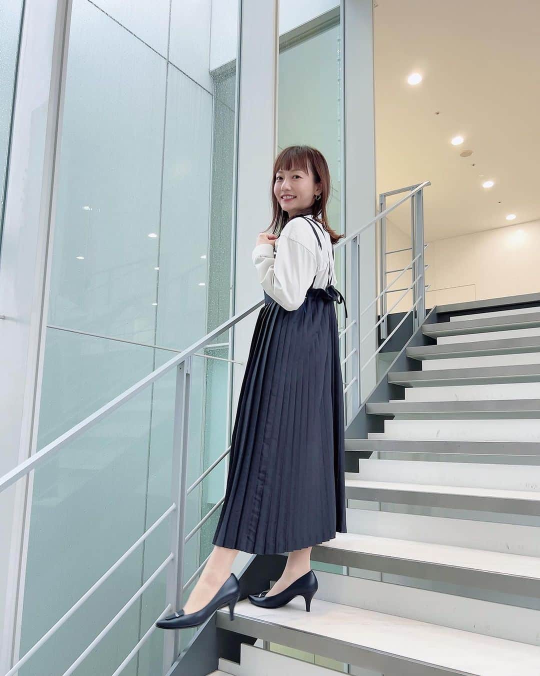 島本真衣さんのインスタグラム写真 - (島本真衣Instagram)「今日正午からは『中居正広のキャスターな会』🎤 トルコでの地震、電気料金高騰の今知りたい対策、花粉症について、明治の社員が選ぶ自社製品(お菓子)ランキング🍫 放送後はきっとチョコレートが食べたくなりますよ😋 見て頂けたら嬉しいです🎤  今日は後ろも素敵なワンピース🤍  #中居正広のキャスターな会 #衣装 #ワンピース @cherietokyo   #ブラウス @c_fsf   #ピアス #ピンキーリング  @agete_official   #パンプス @kanematsu_official   #テレビ朝日 #アナウンサー #島本真衣」2月11日 6時49分 - mai_shimamoto_ex