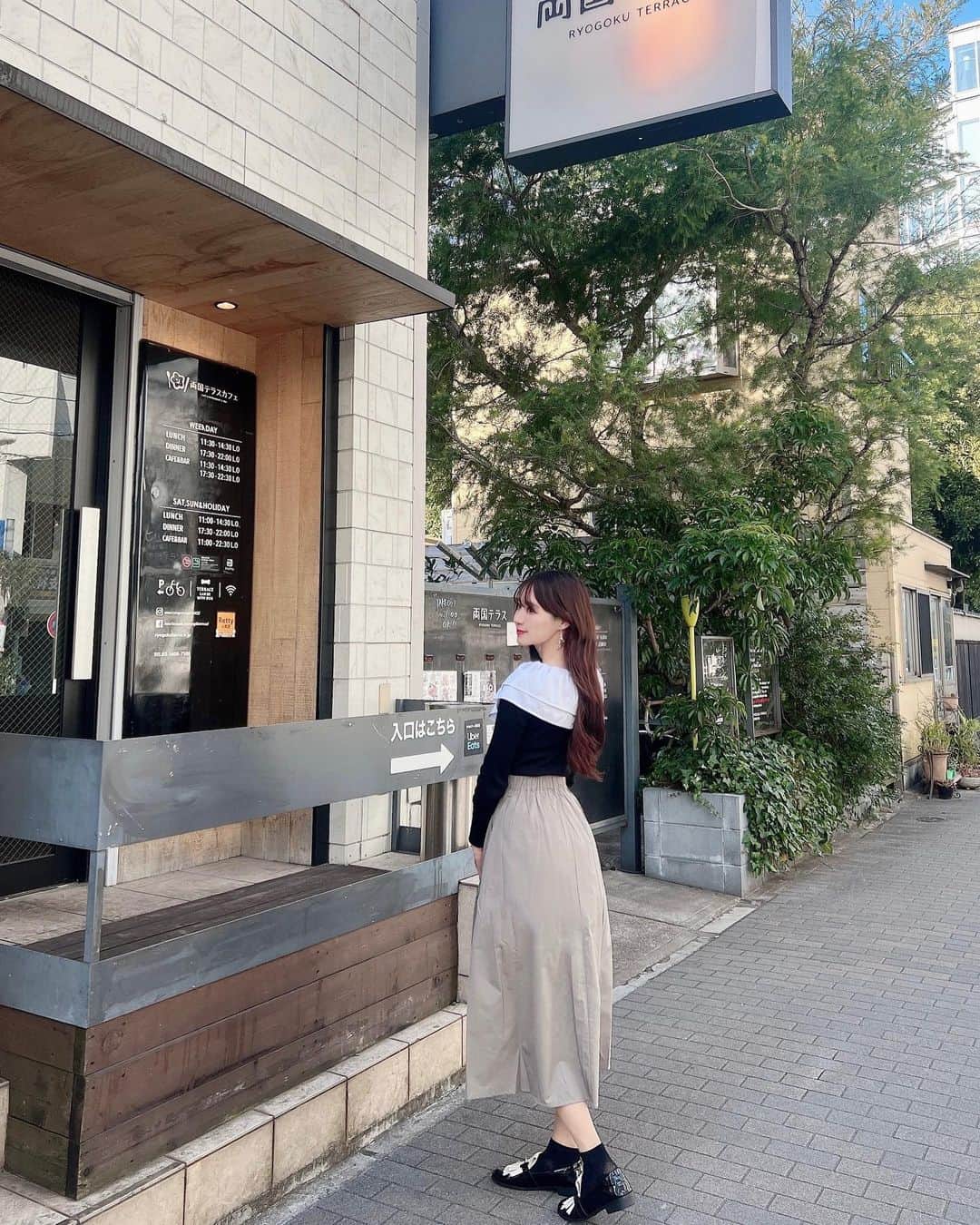 小越しほみさんのインスタグラム写真 - (小越しほみInstagram)「ᴳᴼᴼᴰ ᴹᴼᴿᴺᴵᴺᴳ☕️  今日は晴れたー！🌞  こたつカフェ行った日もあったかかったから 少し春っぽい格好したよ🌷  トップスは実はニットでオフショルにもできるの🐑  うすいカーキのスカートは合わせやすくて着回し◎  . . . . . . . . . . .  ︎︎︎︎︎︎☑︎tops… @duras_official  ︎︎︎︎︎︎☑︎skirt… @hotping_japan  ︎︎︎︎︎︎☑︎bag… @snidel_official  ︎︎︎︎︎︎☑︎shoes… @shein_japan   #duras #duras_style #hotping #snidel #shein #ootd #cafe #春服コーデ #春服 #韓国ファッション #両国テラス #両国テラスカフェ #両国カフェ #両国グルメ #両国ランチ #両国 #カフェ #カフェ巡り #カフェ好きな人と繋がりたい #カフェ部 #カフェ活 #大人フェミニン #大人フェミニンコーデ #カフェタイム #カフェ好き #カフェスタグラム #カフェ時間 #東京カフェ #こたつカフェ #ローファー」2月11日 10時12分 - shihomi1129