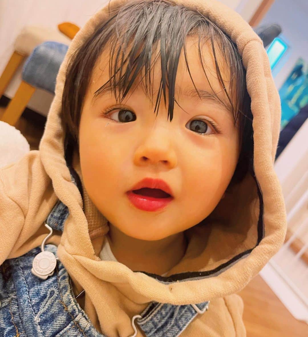 日下部ゆいこさんのインスタグラム写真 - (日下部ゆいこInstagram)「. . 我が家の愛嬌マシーン。 . . 元気が良すぎて もう、エネルギーの塊。 . . そして唇がピンク。笑 . . #男の子#男の子ママ#男の子兄弟#1歳#4歳」2月11日 10時26分 - yuiko_kusakabe
