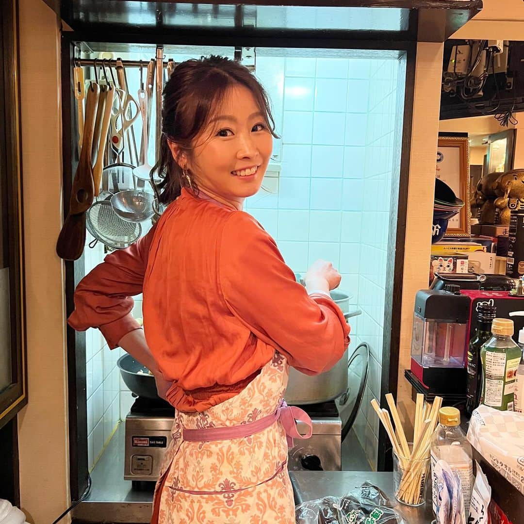 楪望さんのインスタグラム写真 - (楪望Instagram)「* 【ママ業始めました👩🏻】 料理するのが好きなもんで👩‍🍳 （※お酒に合う料理限定🙋‍♀️笑）  いつの日か、おばんざいのお店とかスナック的なのやってみたいな〜と密かに思っているのはここだけの話なんだけど🤫  期間限定でそんな経験をさせていただけることになりまして🫢✨ 銀座のとあるお店で、知り合い限定で〝スナックゆずりは〟開店させていただいております🙇‍♀️  ありがたいことに…🥹 ただただ好きで作っている、ゆずりはごはんを食べたいというお声をちらほら頂いていて🥲✨ スナックゆずりはにて、提供させていただいております👩‍🍳  自分が作ったものを誰かに召し上がっていただけるなんて、嬉しい限りです🥹🥹🥹 ありがたやーーー🥲✨ 次回のゆずりはごはんは何にしようかなーーー👩‍🍳 #おばんざい #スナック #銀座 #ゆずりはごはん #2月限定 #👩‍🍳」2月11日 11時01分 - nozomi_yuzuriha_official