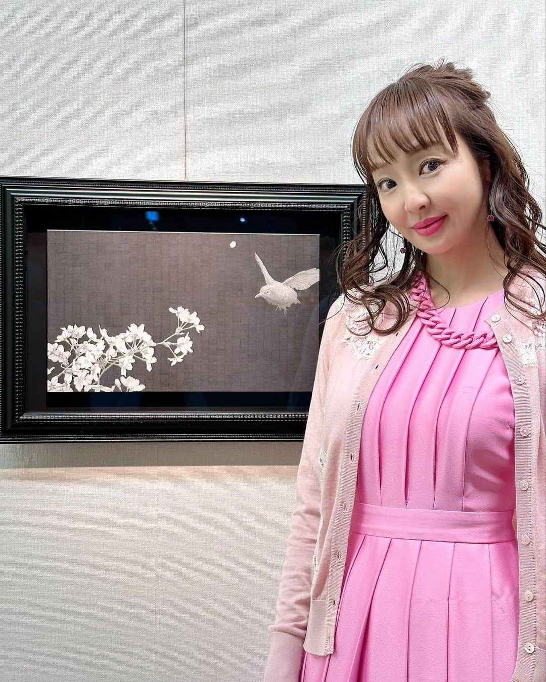 神田うのさんのインスタグラム写真 - (神田うのInstagram)「画家の吉岡由美子先生💕のお作品が展示されている展覧会へ娘と母と伺って参りました☺️✨  由美子先生💕の鉛筆でのお作品は、モノクロだからこそ、見る人の心の想像（色彩感覚）をはるかに膨らませてくれます☺️✨  私も大変気に入り過去に購入させて頂いた事がございますが由美子先生💕が描かれる桜🌸はたまらなく美しいのです☺️ 桜の季節に生まれた私は桜が大好き🌸❤️  7月には先生個人の展覧会も開催されますよ😊  今後の益々のご活躍を期待しております☺️  #画家#吉岡由美子 先生#絵画展#絵画展覧会#yumikoyoshioka#娘と#母と#絵画#展覧会#日本橋三越本店#神田うの#unokanda#桜」2月11日 11時14分 - unokandaofficial