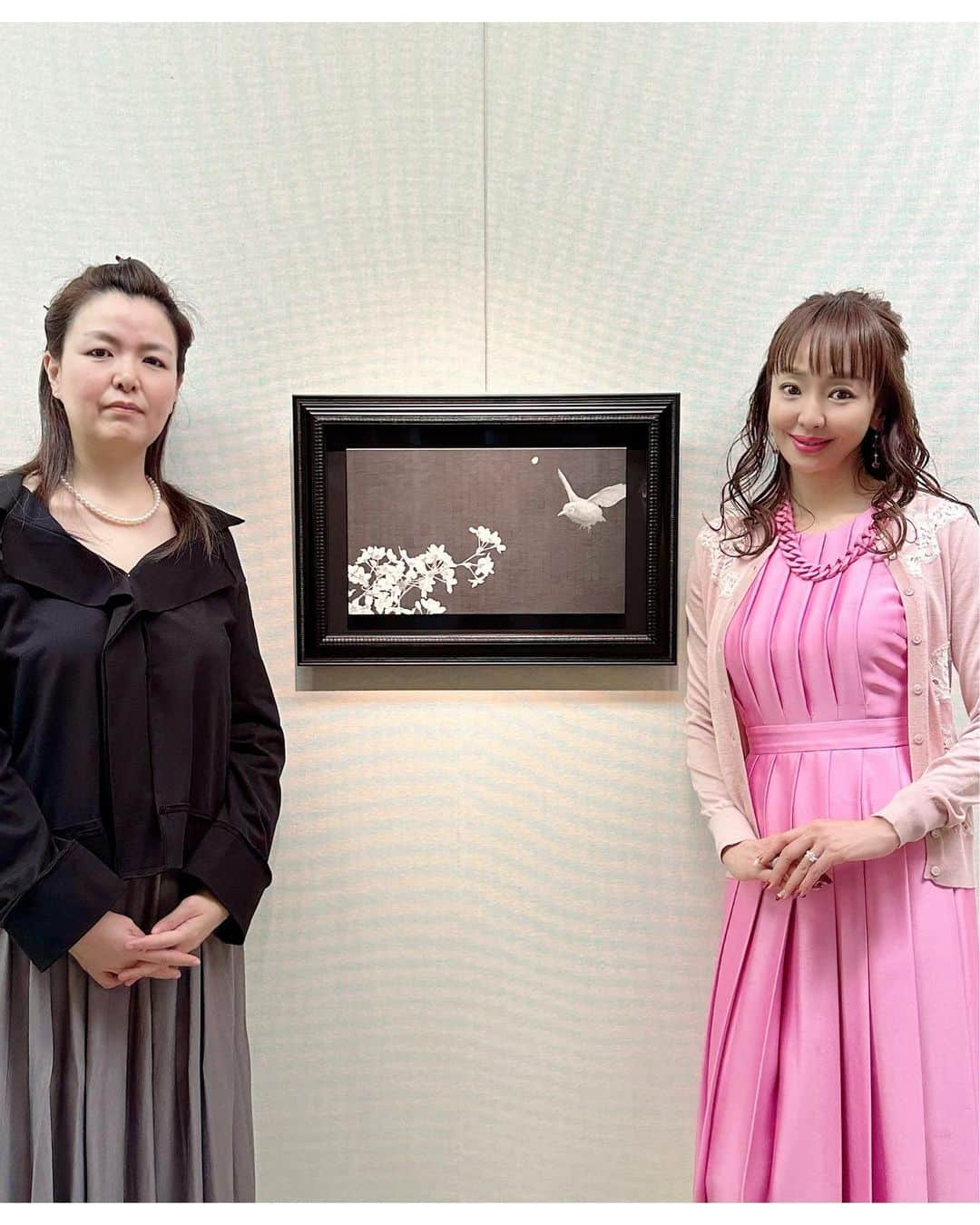 神田うのさんのインスタグラム写真 - (神田うのInstagram)「画家の吉岡由美子先生💕のお作品が展示されている展覧会へ娘と母と伺って参りました☺️✨  由美子先生💕の鉛筆でのお作品は、モノクロだからこそ、見る人の心の想像（色彩感覚）をはるかに膨らませてくれます☺️✨  私も大変気に入り過去に購入させて頂いた事がございますが由美子先生💕が描かれる桜🌸はたまらなく美しいのです☺️ 桜の季節に生まれた私は桜が大好き🌸❤️  7月には先生個人の展覧会も開催されますよ😊  今後の益々のご活躍を期待しております☺️  #画家#吉岡由美子 先生#絵画展#絵画展覧会#yumikoyoshioka#娘と#母と#絵画#展覧会#日本橋三越本店#神田うの#unokanda#桜」2月11日 11時14分 - unokandaofficial