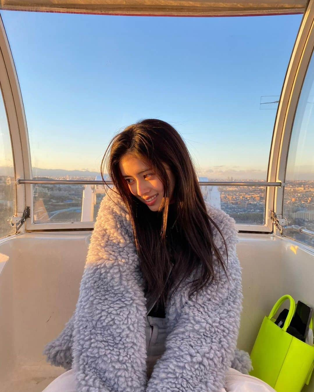 NiziUさんのインスタグラム写真 - (NiziUInstagram)「Golden hour. ♥︎  #NiziU #RIMA #WithU ily~」2月11日 13時38分 - niziu_artist_official