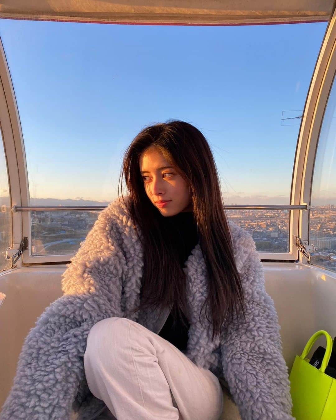 NiziUさんのインスタグラム写真 - (NiziUInstagram)「Golden hour. ♥︎  #NiziU #RIMA #WithU ily~」2月11日 13時38分 - niziu_artist_official