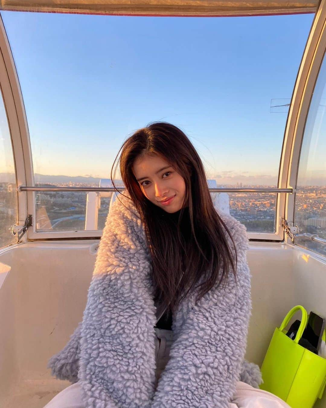 NiziUさんのインスタグラム写真 - (NiziUInstagram)「Golden hour. ♥︎  #NiziU #RIMA #WithU ily~」2月11日 13時38分 - niziu_artist_official