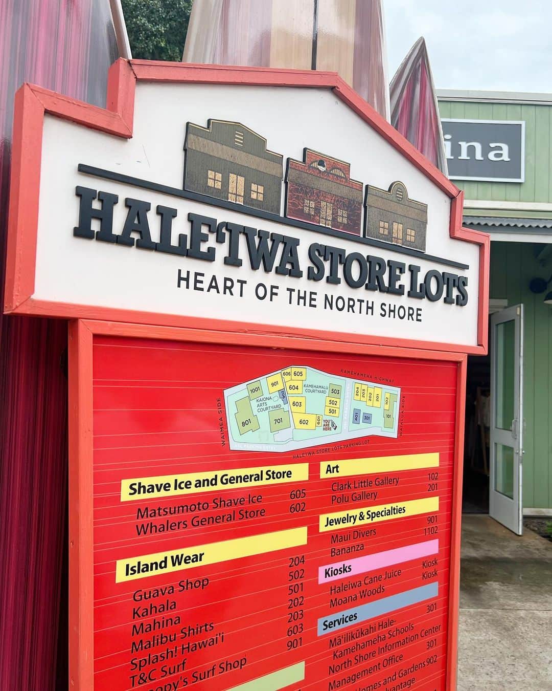 さゆりさんのインスタグラム写真 - (さゆりInstagram)「Haleiwa store lots🏠🌴  いろんな古いお洒落なお店が立ち並ぶ Haleiwa store lots😊🤍  街の雰囲気がとても良かった👏  Hawaiiで買った 水着の上に着るお洒落な服 (なんていうかわかんない🥹) が可愛くてお気に入り☺︎！  #Hawaii #ハワイ　#ハワイ旅行  #hawaiilife #ハワイ土産  #ハワイグルメ #ハワイ生活  #ハワイライフ　#ハワイ情報   #ハワイ好きな人と繋がりたい  #ダイヤモンドヘッド #ワイキキ #ワイキキビーチ #ロイヤルハワイアンホテル #ロイヤルハワイアン #アラモアナ　#アラモアナショッピングセンター  #アラモアナビーチ」2月11日 17時45分 - sayuri__offi