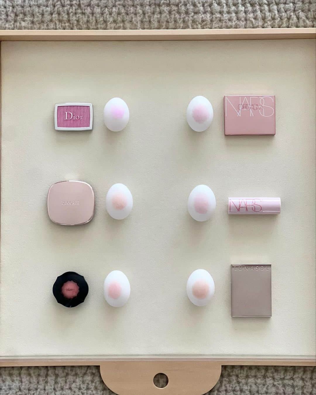 神崎恵さんのインスタグラム写真 - (神崎恵Instagram)「🥚 我が家は、卵の消費量が多いです。 毎日卵を割りながら、ひとつひとつ個性のある殻や中身をかわいいわねぇと見ています。 最近は、息子と殻をつかっていろいろと工作をしています。 今日はその殻(中身はお腹の中)でチークのご紹介。　 今週よく使ったチークの中から6つ。 今週は花粉の影響も感じる中で、新しいスキンケアコスメを試しているせいか肌がかなり不調です。(昨日からは頬と額がぶつぶつ赤く痒くなり、炎症を鎮めるケアに切り替えました。) 毎月かなり多くの化粧品を試すので、中には肌に合わないものや、おすすめするのが難しいなと感じるものももちろんあります。 幅広い化粧品を試すことも、重要な仕事のひとつなので、 日々学びと工夫、研究の連続です。  チーク。 並べてみても、なんてかわいい。  「頬を色づける」ってかわいいですよね。 ぽっと上気するような血色感の強い赤や、低温な美しさが際立つブラウンも好きですが、 今週は、透明感に色が数滴溶けたようなやわらかな色に惹かれました。  断トツで使用頻度が高いdiorは体温によって色がほんのり変化する、なんとも愛らしいチークです。 生きた血色。自分の肌や表情とこんなにも溶け合うチークはなかなかない。 クールなメイクにも甘いメイクにも合うし、どんな肌の色に重ねてもかわいいです。  コスメデコルテは粉が優秀。 チークは肌を磨き上げたように美しく見せるものと厳選していますが、中でもデコルテ、ルナソル、ラデュレの粉は上手！ 肌が透明感を上げ、丁寧に育て上げたようななめらかな肌になるんです。 リピートし続けているデコルテチーク4色の中からの1つ。 肌が知的に見える色。  ナーズの銘品orgasm。肌の内側から滲み出る血色。 蒸気のように熱と湿度を感じさせる温もりの色。 パウダーとクリームではまた違った仕上がりになります。 クリームはより体温を感じさせる色気発色。  浄化されたような透明感を肌と表情に宿すのはルナソル。 肌が数トーン明るく、やわらかく見えます。 まろやかでやさしい上質な肌。  甘く艶やかに発色するヴィセ。 この価格で、白膜感なく、この艶やかな発色と透明感をだせるヴィセは「すごいな」と感心してしまいます。 トレンドとミーハー心を満たしてくれるところもすき。  パウダーチークは、個人的に大きめのパウダーブラシでつけるのが好きです。 チークブラシは狙った場所に的確に色をつけることができるのが利点。 パウダーブラシはより肌と色が溶け合うようなまろやかな色づきになるのが魅力です。 同じチークでも、パフ、ブラシ、指、スポンジ、とつけるもの、付け方、つける場所でかわるから、とても面白いんです。　  Dior  バックステージ ロージーグロウ 001  COSME DECORTE  パウダーブラッシュ OR201  Visee  フォギーオンチークス N  BE821  NARS  ブラッシュ オーガズム  NARS  ザ マルティプル / ORGASM COLLECTION (2/17発売)  LUNASOL  カラーリンググレイズ EX06  #神恵コスメ #チーク」2月11日 18時15分 - megumi_kanzaki
