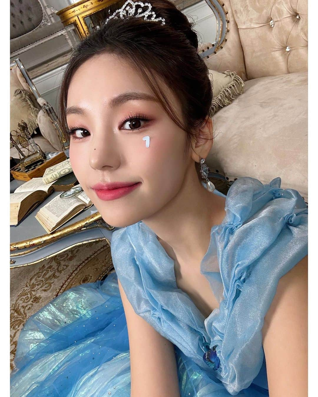 ITZYさんのインスタグラム写真 - (ITZYInstagram)「ITZY The 2nd Fan Meeting 있지 믿지, 날자! "To Wonder World" D-1 #YEJI  ✅ YES24 bit.ly/3iTH1tk ✅ Beyond LIVE bit.ly/405I1vc  🏰 2023.02.12 SUN 5PM (KST) 🏰 KBS ARENA & Beyond LIVE  #ITZY #MIDZY @itzy.all.in.us  #있지믿지날자 #ToWonderWorld」2月11日 19時01分 - itzy.all.in.us