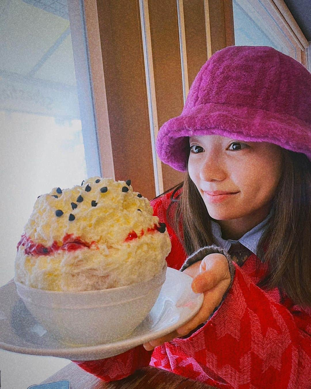 島崎遥香さんのインスタグラム写真 - (島崎遥香Instagram)「最後のセバスチャンさんへ 初めてお店に行ったのは2014年頃。 NHKでお仕事があると（ほぼ目の前なので）セバスチャンに行ける空き時間はないかとばかり考えていたのを思い出しました。  5枚目は2014年の時の写真 （写真の加工が若い🤣） 当時はティラミスが好きで毎回頼んでたのも思い出した😢しんみり  でもでもオーストラリアで食べれるんだ🐨🍧行きたい！！  ご馳走様でした😌✨  #かき氷 #ゴーラーさんと繋がりたい」2月11日 19時07分 - paruuuuuru