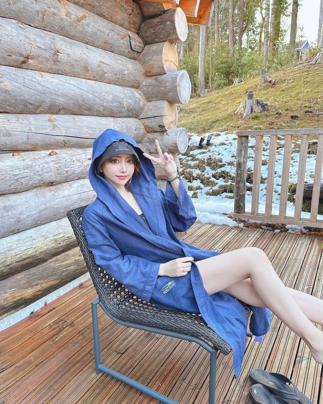 吉川ちえさんのインスタグラム写真 - (吉川ちえInstagram)「【🧖‍♀️🌟🧖‍♀️🌟🧖‍♀️🌟🧖‍♀️】 . サ活してきたよ🌳💕 静岡裾野市のテーマパーク ✅サウナ倶楽部 Thermal Climb Studio FUJI ( @saunaclub37 )で サウナしてきました😗💕 . 3つのエリアでサウナが体験できて 💧mizu studio（水スタジオ） サウナや水風呂などが体感できるウェットなエリア 🌀kaze studio（風スタジオ） サウナラウンジでの休憩やなエリア 🌳mori studio（森スタジオ） 自然の中でサウナ、水風呂、外気浴などが楽しめるアウトドアエリア . があって凄く楽しめました😛 凄く良かったので今回２回目のサウナ倶楽部さんです👀💓 初心者🔰さんでも分かりやすくスタッフの方がガイドしてくれるので じわじわ汗かいて心から温まってるのが分かる‼️💕🧖‍♀️ . 都心のサウナと違って自然の空気や ゆったり過ごせる感じが好き😙 私たちは御殿場駅から降りて🚕タクシーでいったよ🙆‍♀️バスもあるみたい✨ 女性同士でもアクセスしやすかったです💓 . #サウナ倶楽部 #saunaclub #サウナ女子 #サ活 #サウナ好きな人と繋がりたい  #静岡サウナ #静岡観光」2月11日 19時45分 - yoshikawachie_16