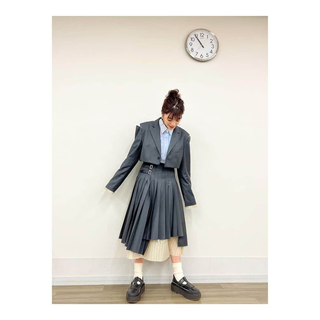 三谷紬さんのインスタグラム写真 - (三谷紬Instagram)「* 今日のアプデの衣装 どこのですか?って質問をたくさん頂きました♡ neith.というブランドのセットアップでした‼︎ 可愛すぎて私も買い取りました笑 このジャケット4wayくらい使い方があって いろんなシーズンにいろんな着方したい‼︎ お褒めいただけて嬉しいなぁ〜❤︎ ありがとうございます‼︎ * #三谷の衣装#セットアップ#setup#スーツ#シャツ#スカート#4way#4#way#シャツ#shirt#まだアプデしてないの#衣装#ootd#ootn#outfit#テレビ朝日#アナウンサー#三谷紬」2月11日 19時57分 - mitani_tsumugi